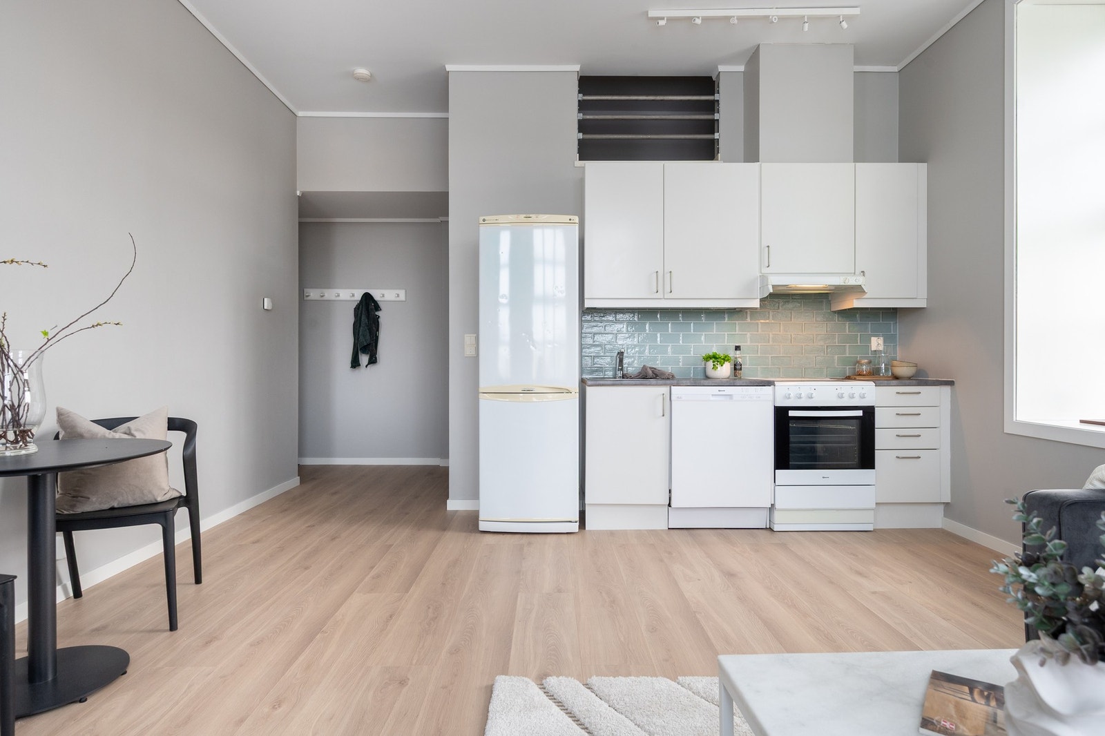 Leiligheten har en åpen stue- og kjøkkenløsning med en naturlig sone for møblering. Galleribilde