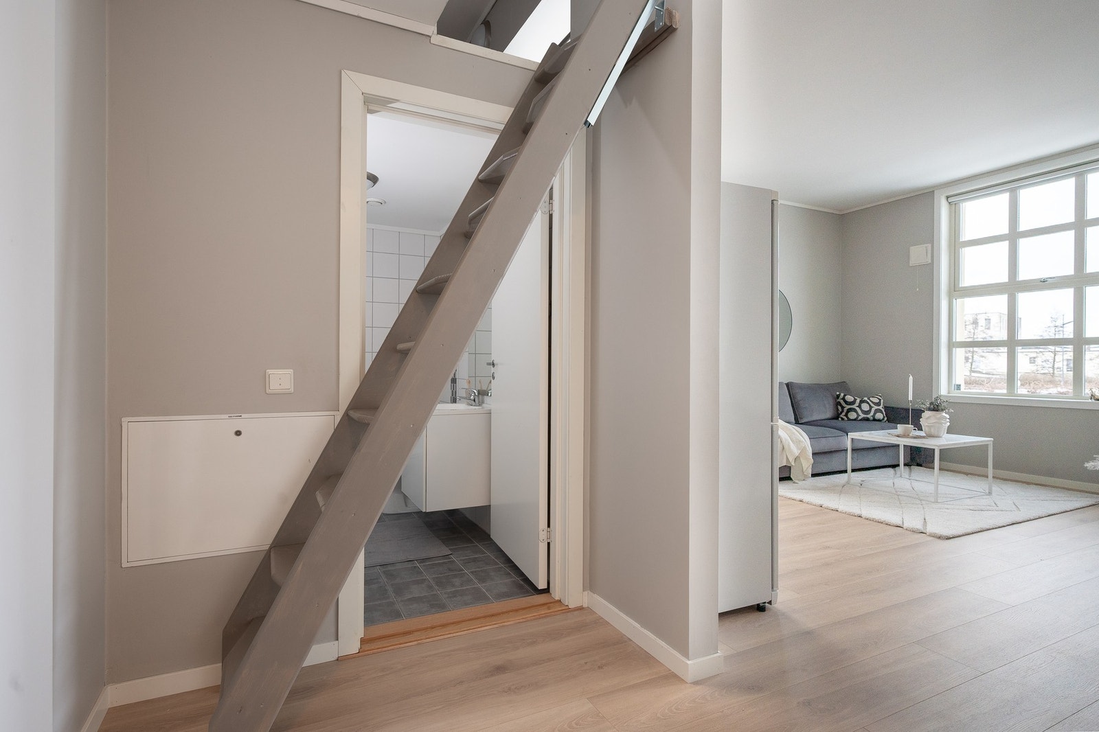 Eier har nylig montert ny stige til hemsen. Denne er fastmontert i vegg og kan enkelt skyves ut som en trapp. Galleribilde