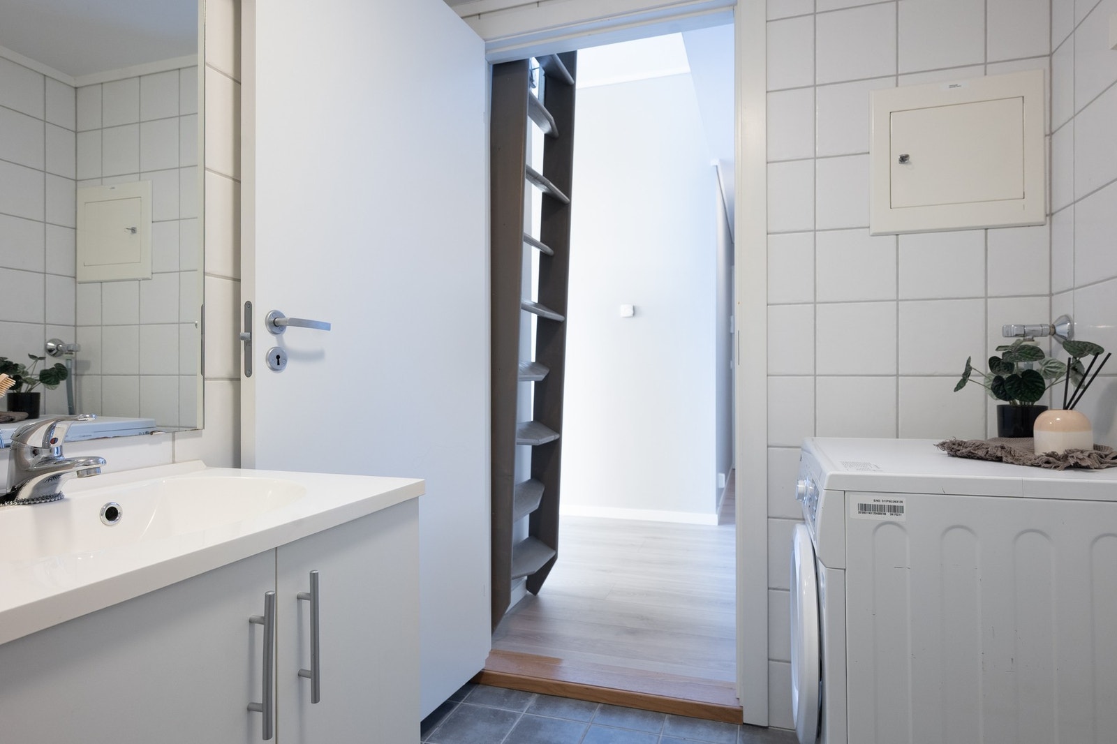 Det er opplegg til vaskemaskin på badet. Galleribilde