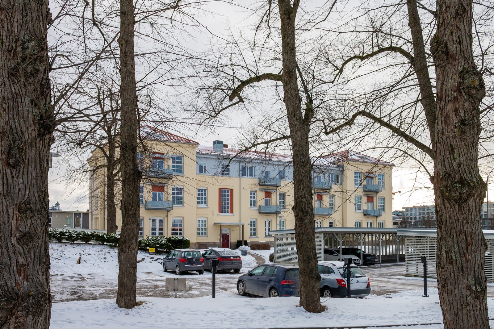 Leiligheten har en biloppstillingplass utenfor. Galleribilde