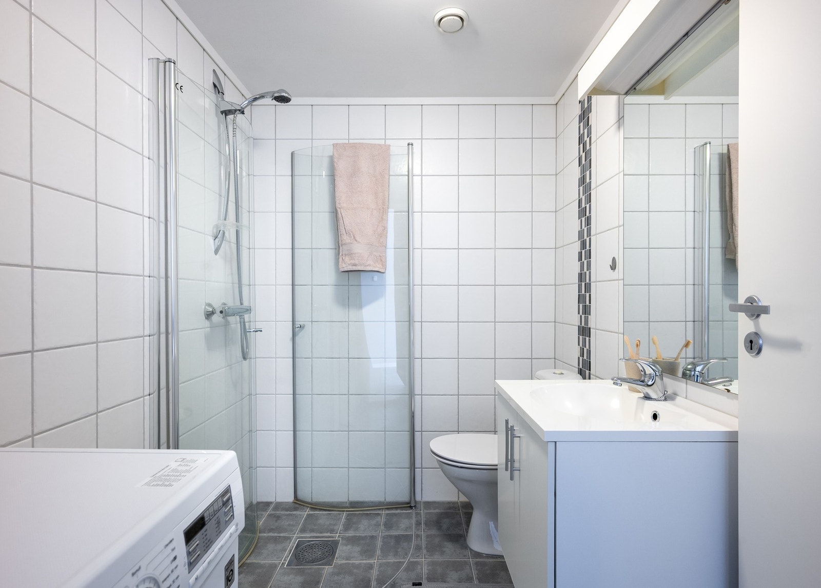 Badet har keramiske fliser på vegger og gulv. Galleribilde