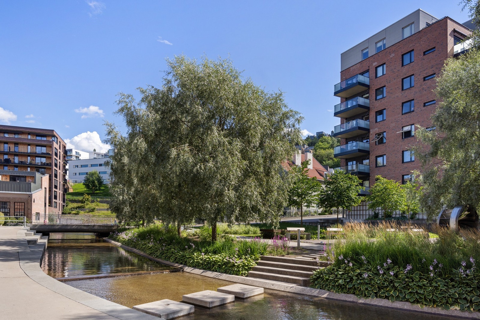 Felles eiertomt for borettslaget på ca. 1 115m². Tomt er opparbeidet med blant annet asfalterte veier, plenarealer og andre forskjellige beplantninger. Galleribilde