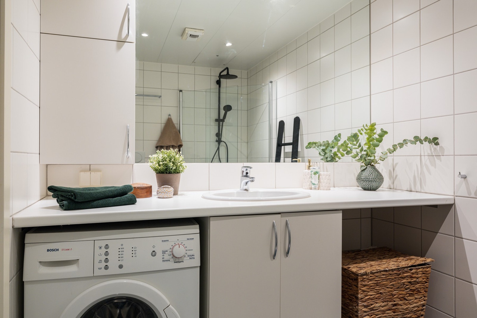 Praktisk med plass og opplegg for vaskemaskin under benkeplaten. Galleribilde