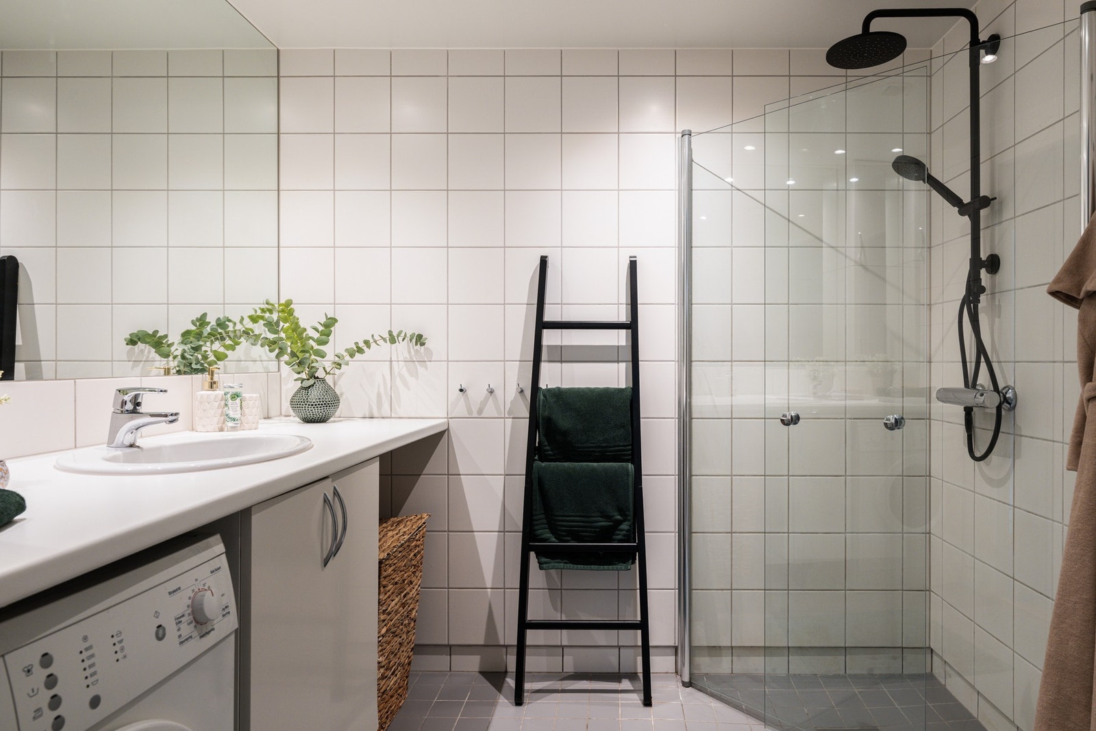 Leiligheten har et lyst og moderne baderom fra byggeåret 2007. Baderommet har tidløse fliser på gulv og vegger, deilig gulvvarme, downlights i himlingen og mekanisk avtrekksventil. Galleribilde