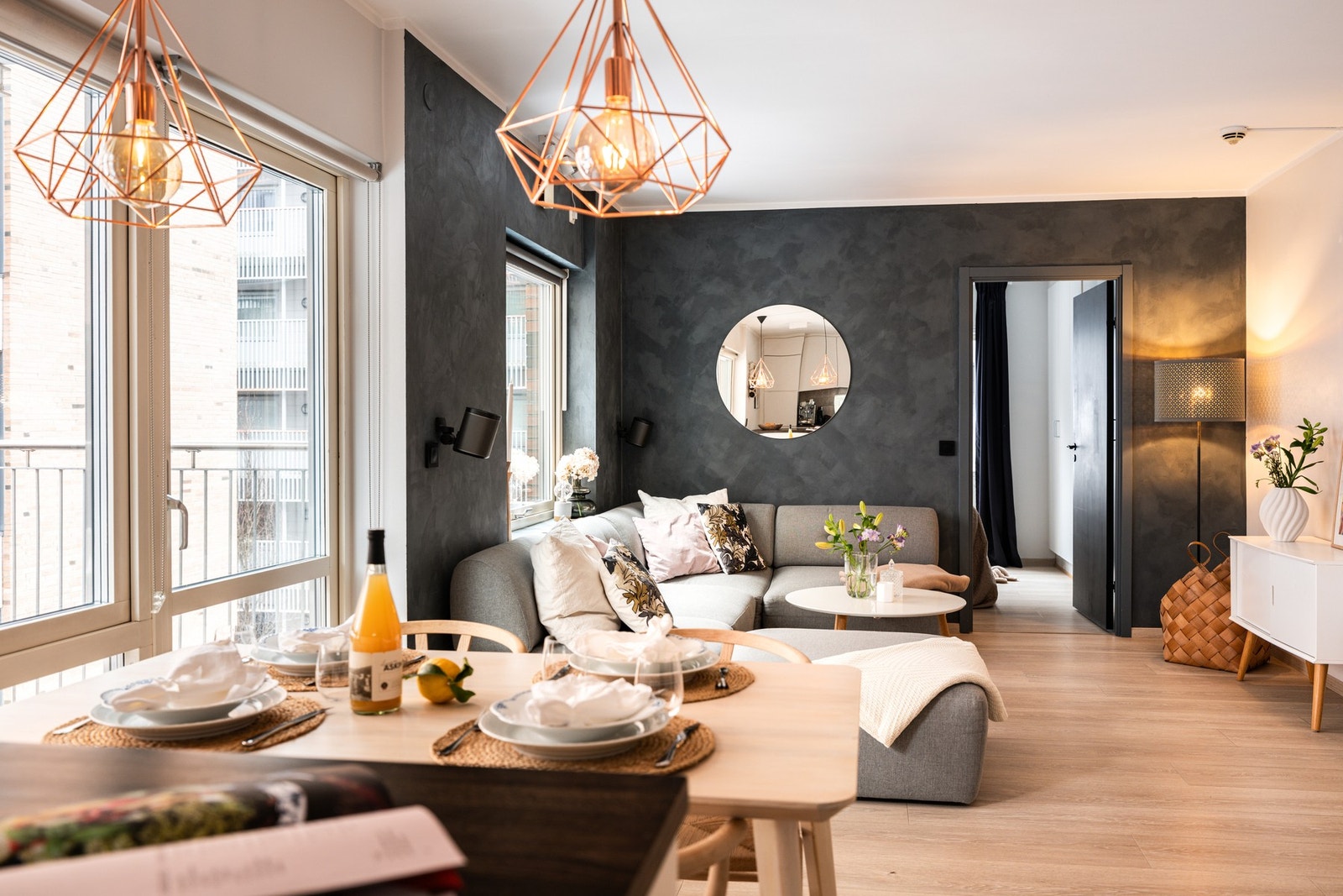 Leiligheten ligger på enden i byggets 4. etasje med heisadkomst, og har en god planløsning med sosial og åpen stue- og kjøkkenløsning, 2 soverom, baderom og innvendig bod. Galleribilde