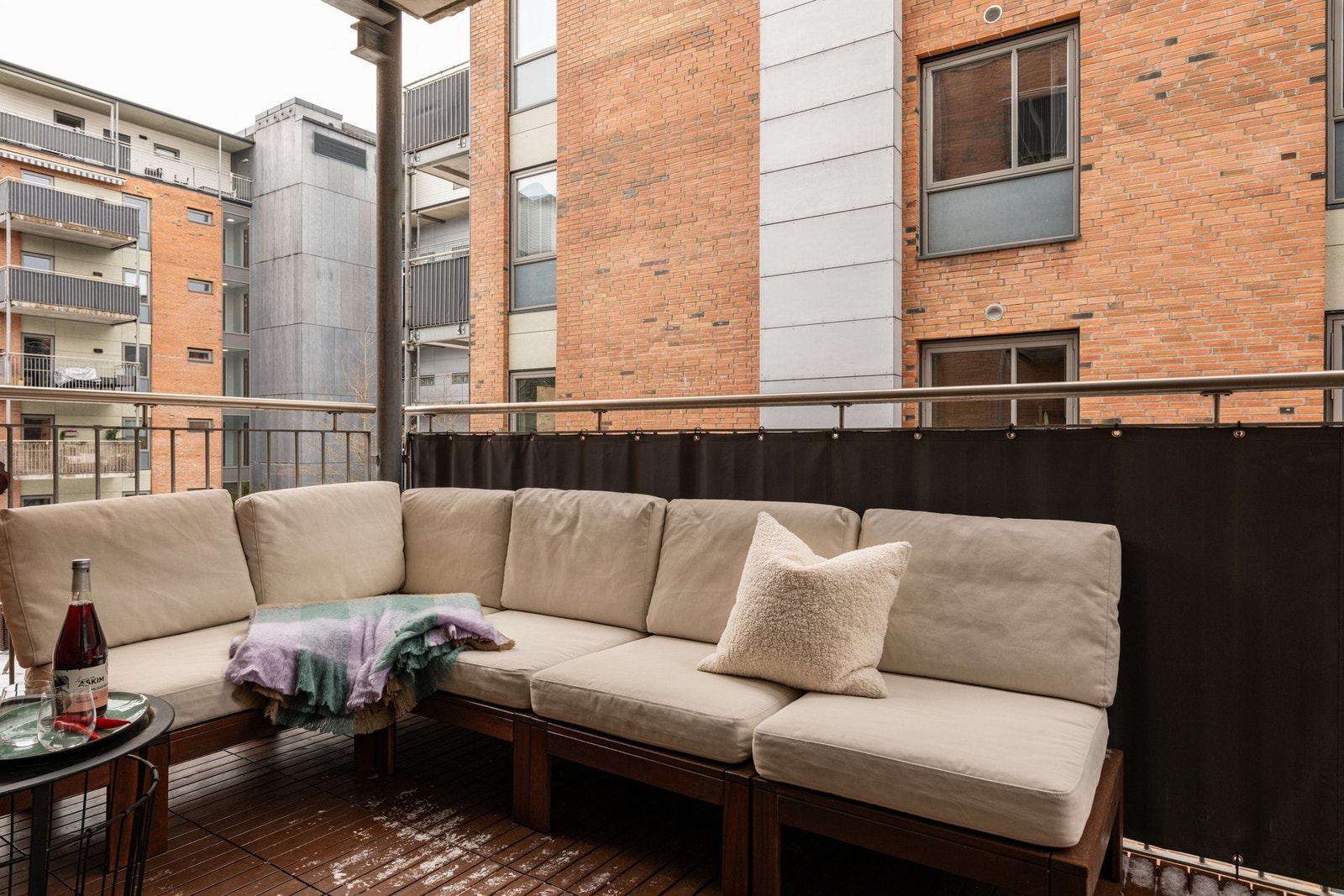 Fra stuen har du utgang til en sydvestvendt balkong på ca. 8m² som er perfekt på varme sommerdager. Galleribilde