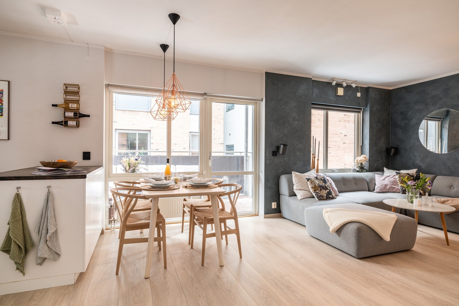 En lys og innbydende 3-roms endeleilighet i et moderne bygg fra 2007. Galleribilde