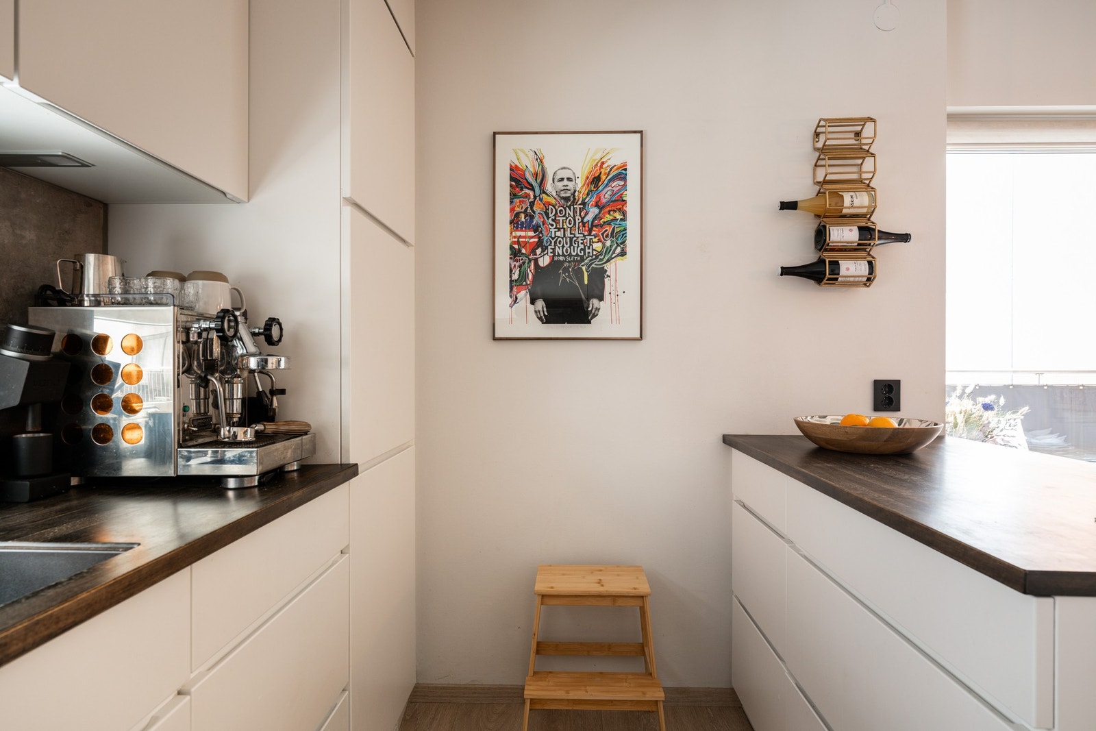 Innredningen har lyse glatte fronter og laminert benkeplate med nedfelt oppvaskkum. Både fint og praktisk med flotte fliser i benkeryggen og belysning under overskapene. Galleribilde