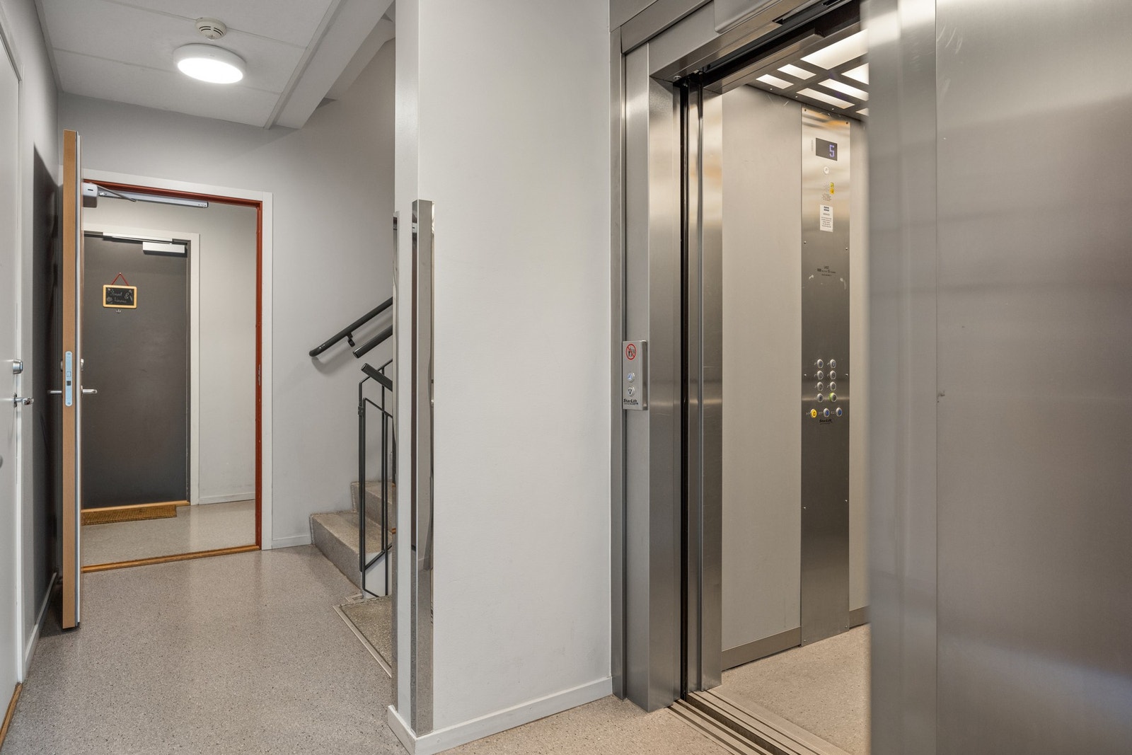 Du tar deg opp til leiligheten i byggets 4. etasje, via felles trapperom med heis. Galleribilde