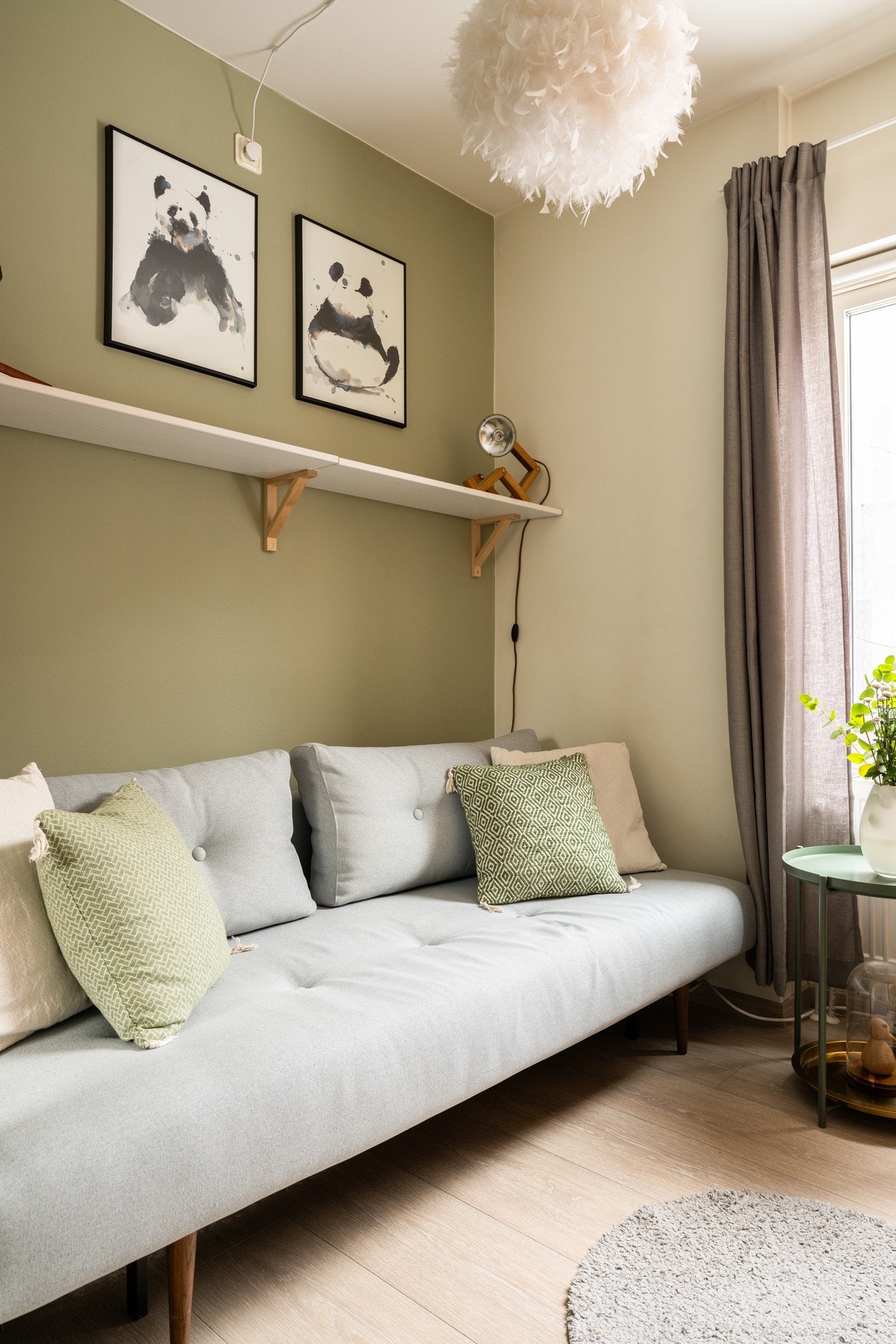 God standard med lys enstavs laminat på gulv, skjult elektrisk anlegg og glatte lysmalte overflater med en fin grønn kontrastvegg. Galleribilde