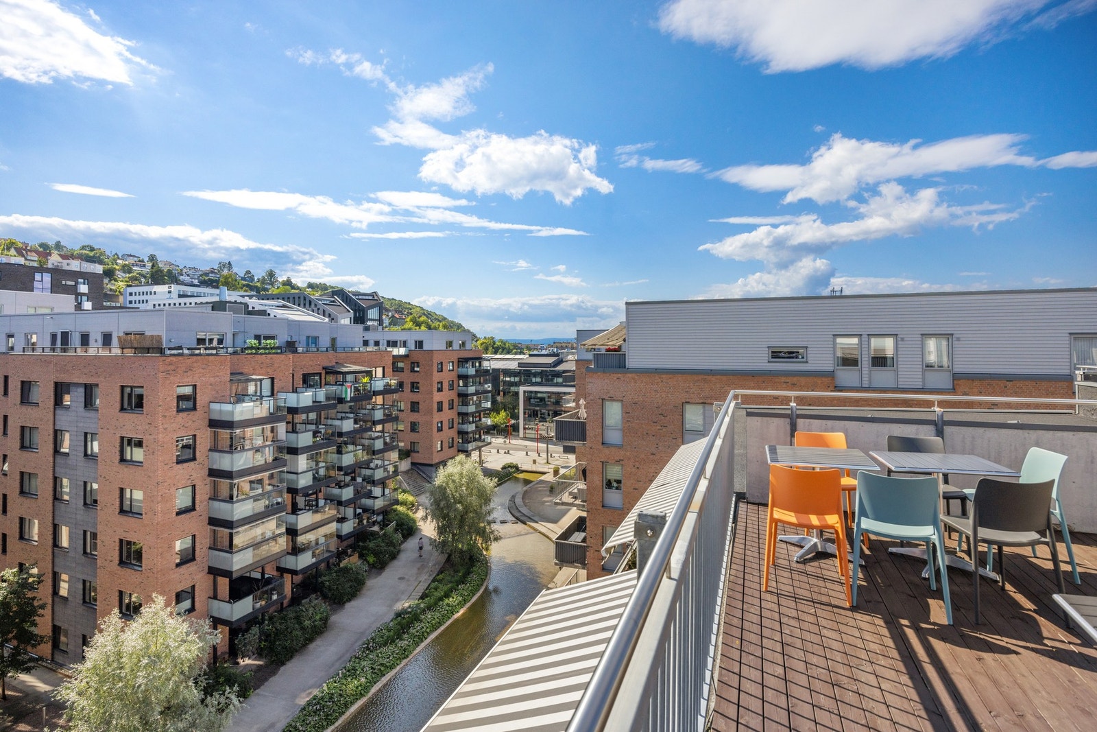 Her har du gode solforhold gjennom hele dagen og hyggelig utsyn over området som har parkmessig preg med Alnaelva som vannspeil. Galleribilde