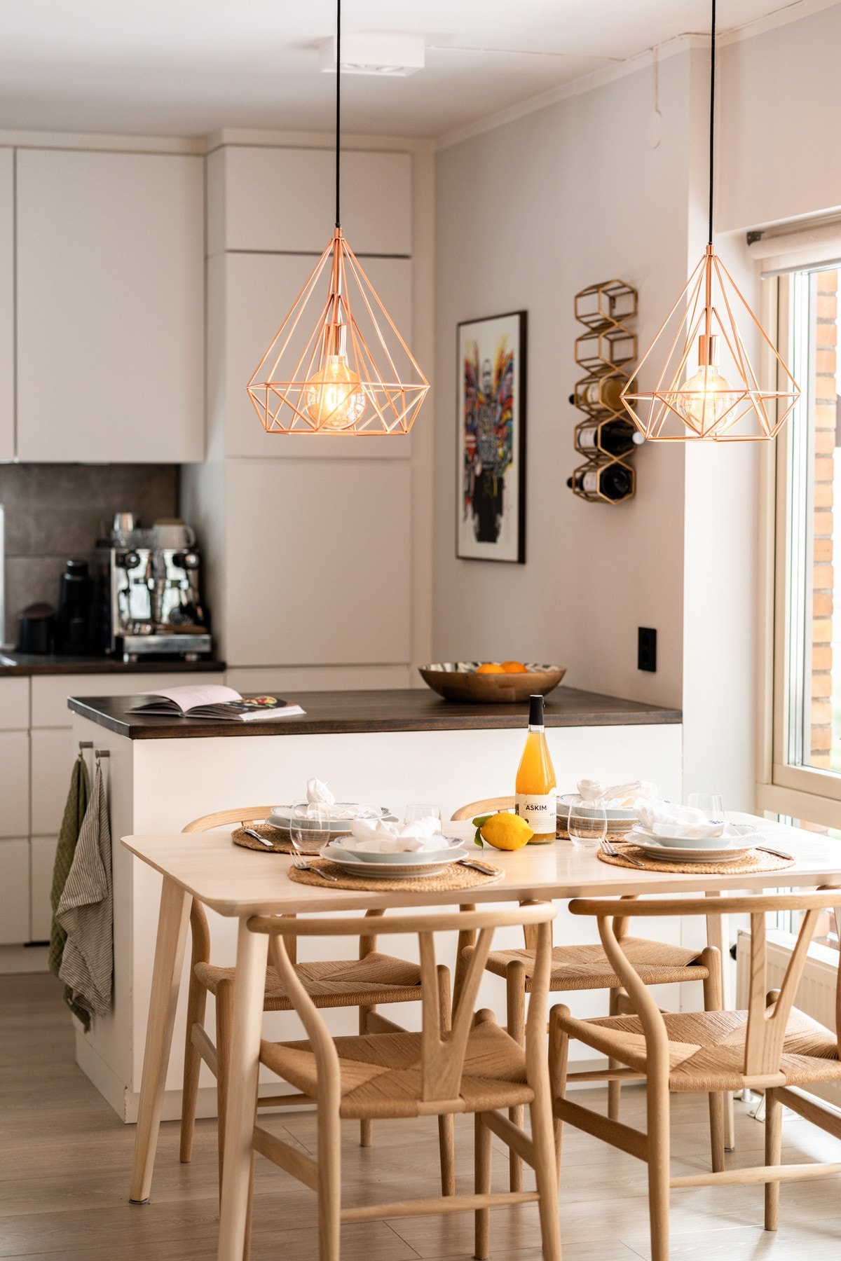 Kjøkkenet ligger i en fin og sosial åpen løsning med stuen. Galleribilde