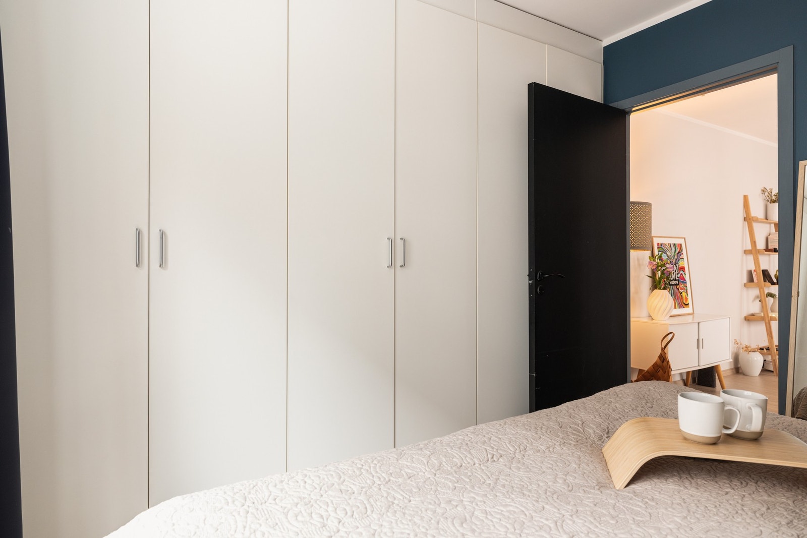 På soverommet har du naturlig plass til dobbeltseng med tilhørende nattbord, samt rikelig med oppbevaringsplass i flere garderobeskap som medfølger i handelen. Galleribilde