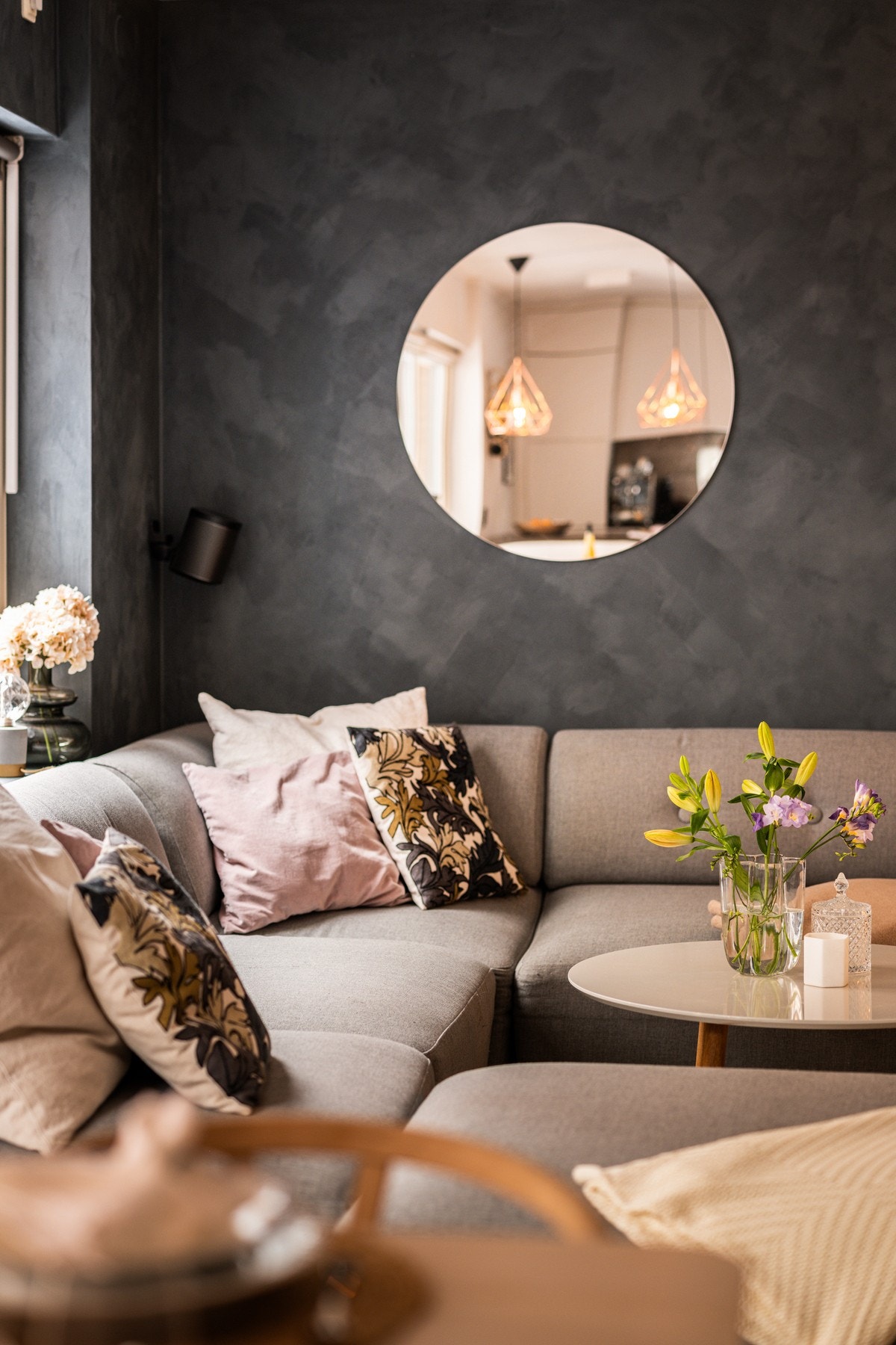 Leiligheten holdes god og lun på vinterstid med vannbåren varme til radiatorer tilknyttet felles varmesentral. Galleribilde