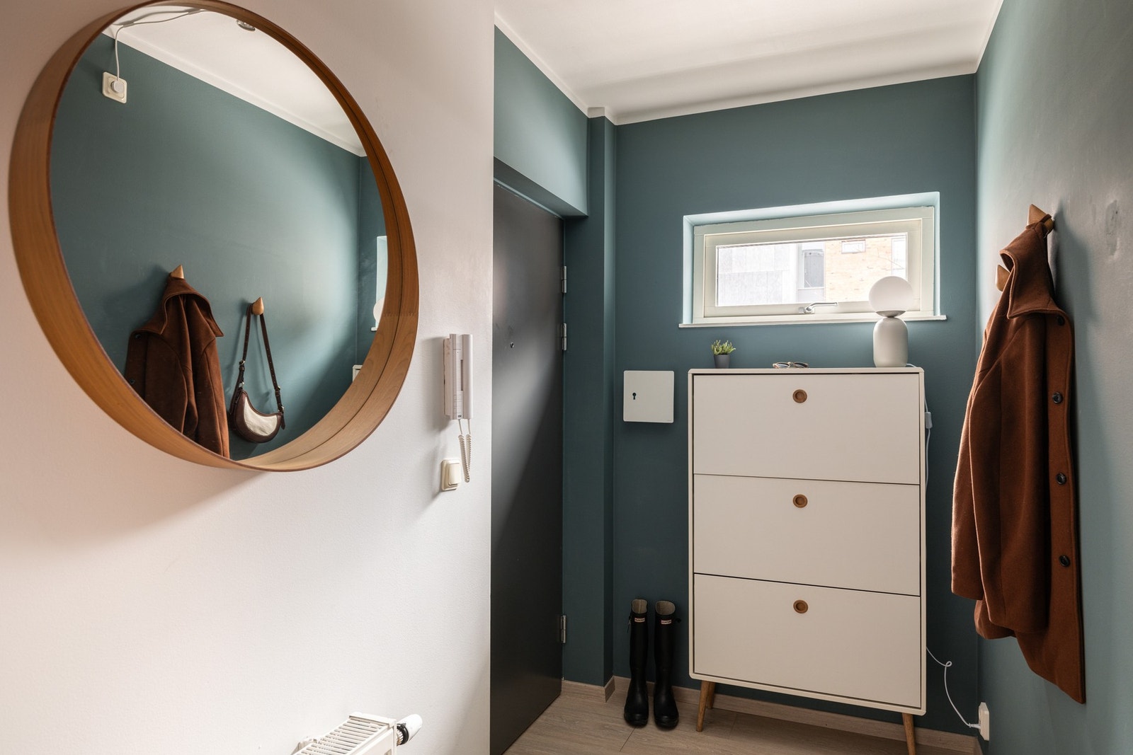 Du ønskes velkommen inn i en lys og innbydende entré med plass til oppheng av yttertøy og sko i medfølgende skoskap. Galleribilde