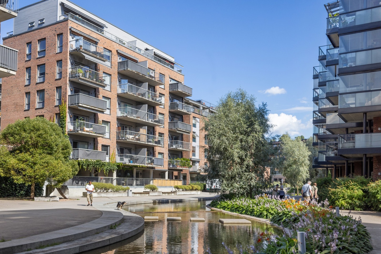 Området er flott opparbeidet med parkmessig preg og med Alnaelva som et vannspeil gjennom området hvor du finer ulike butikker, caféer og god bussforbindelse. Galleribilde
