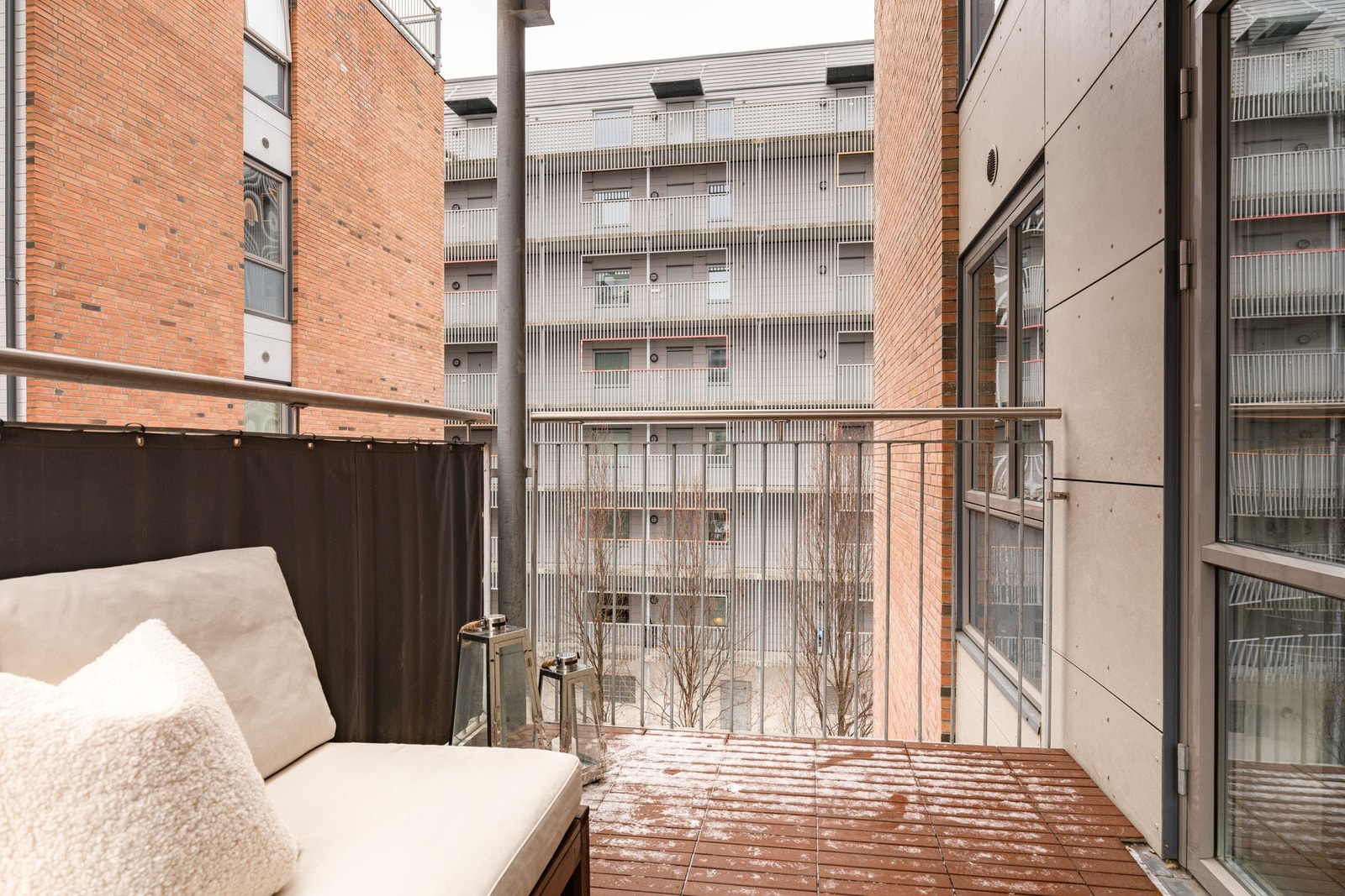 Balkongen er overbygget, har treheller på gulv og god plass til sittegruppe etter eget ønske og behov. Det er også montert utebelysning. Galleribilde