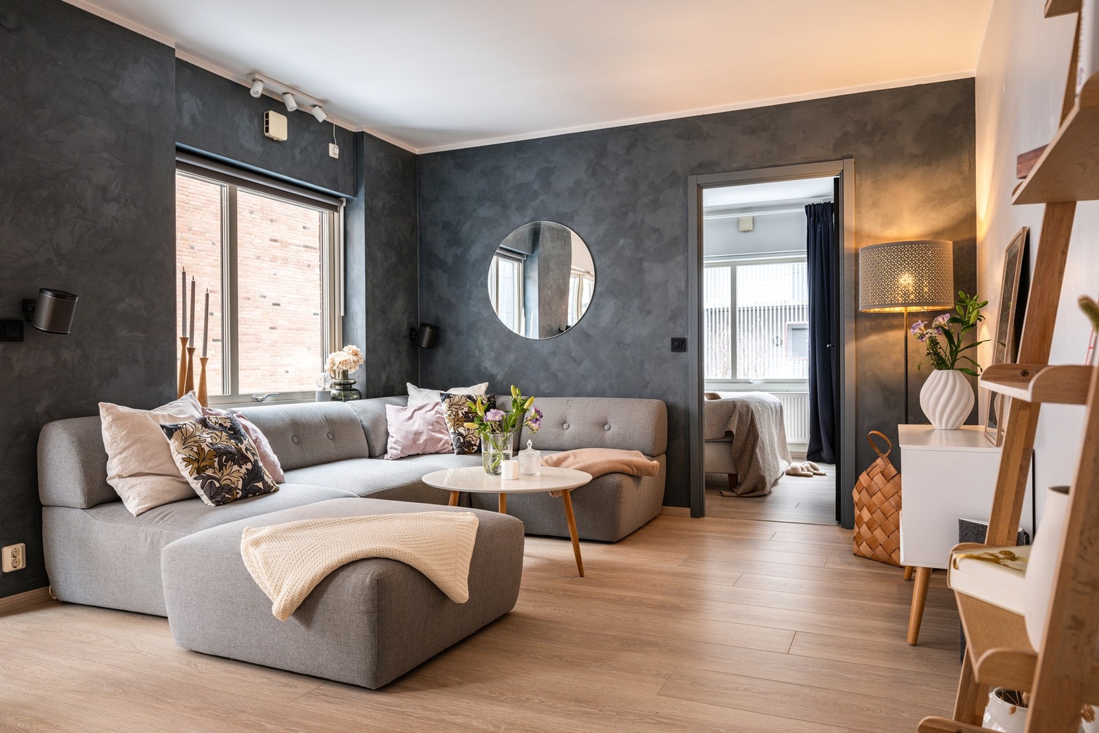 Stuen har god standard med lys enstavs laminat på gulv, skjult elektrisk anlegg og glatte lysmalte overflater med to mørke kontrastvegger i betong-look. Galleribilde