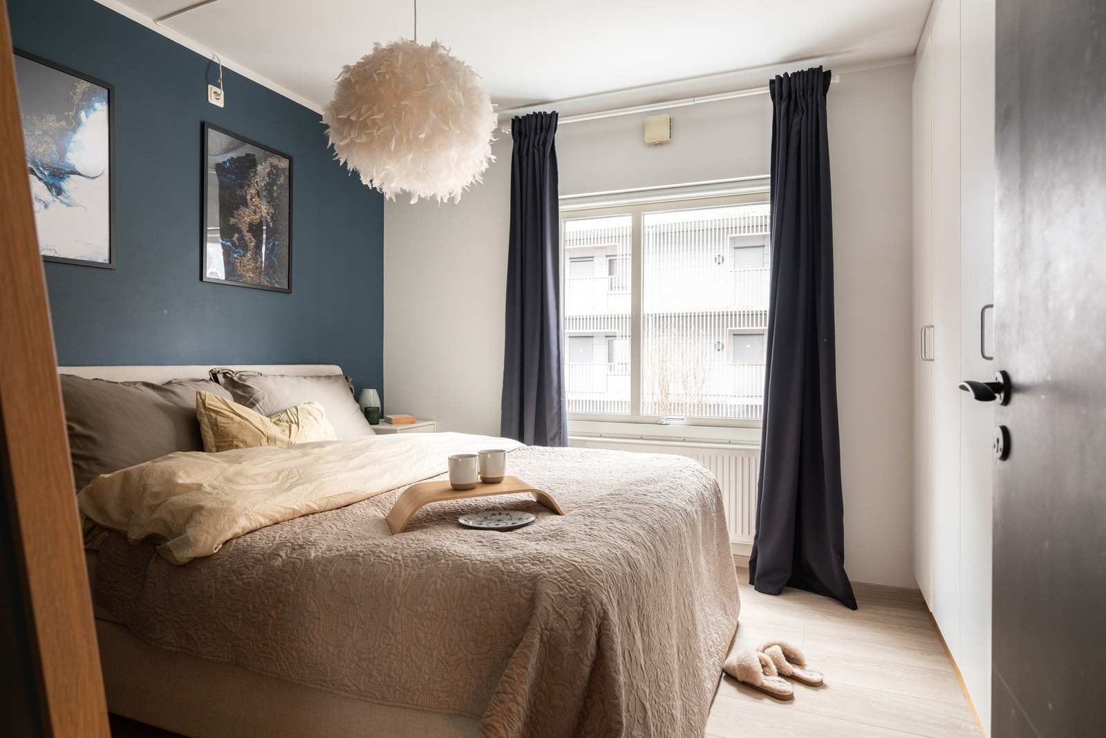 Soverommet har god standard med lys enstavs laminat på gulv. skjult elektrisk anlegg og glatte lysmalte overflater med en fin mørkeblå konstrastvegg. Galleribilde