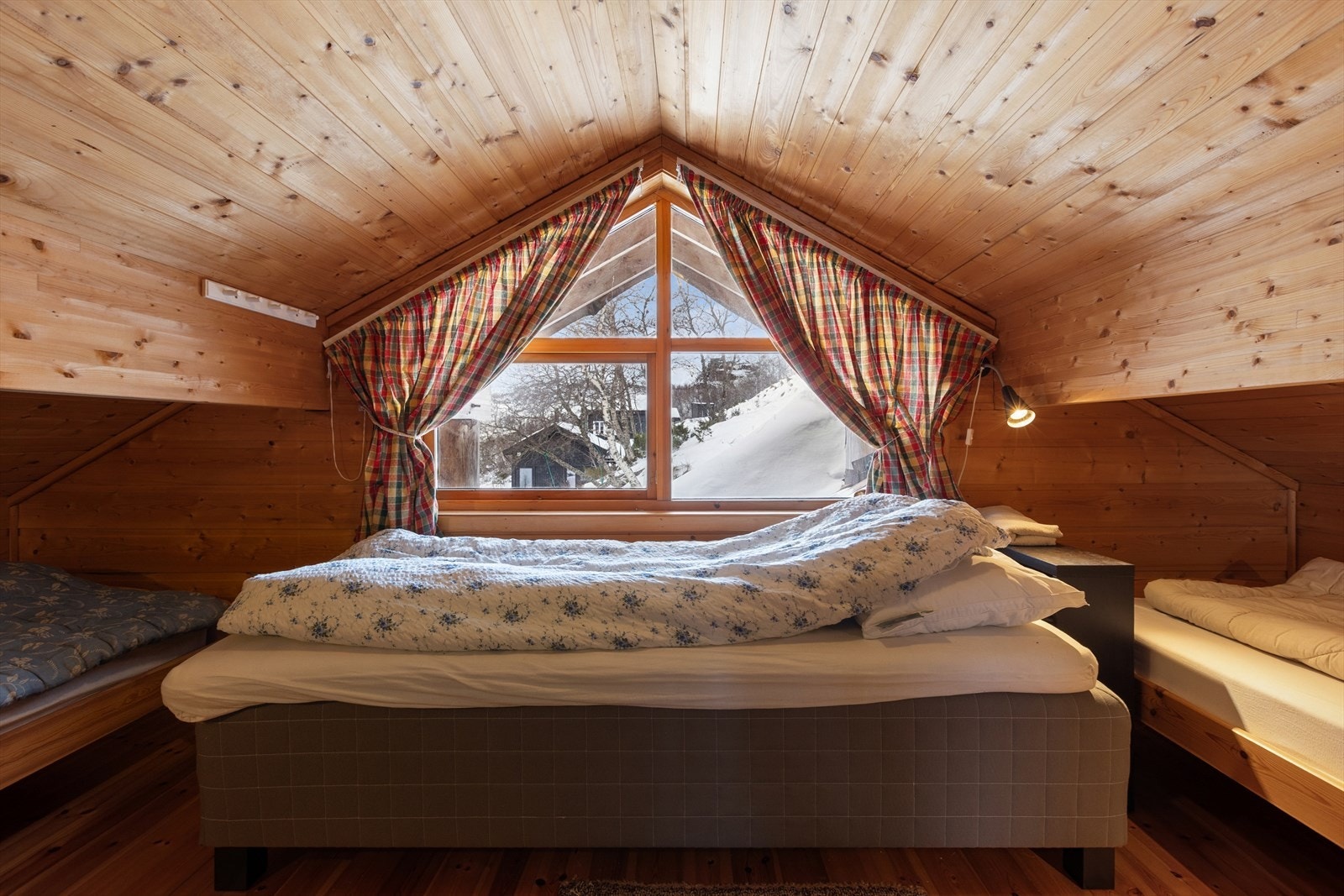 Loft - rom benyttet som soverom* (ikke omsøkt til bruk som soverom og avviker fra byggetegninger) Galleribilde