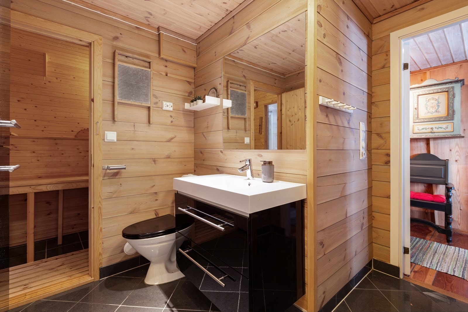 Her finner du 2 fulle bad som begge er koblet sammen av en badstu.(badstu og bad fra soverom ikke byggemeldt). Galleribilde