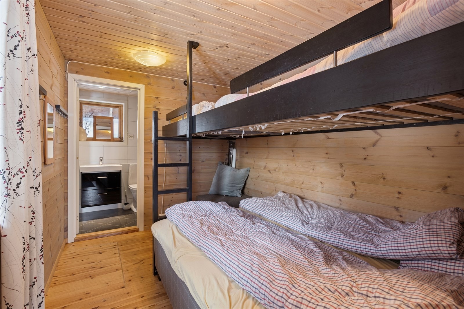 Soverom 2 har direkte tilgang til bad som videre fører deg ut i utestue eller bad. Galleribilde