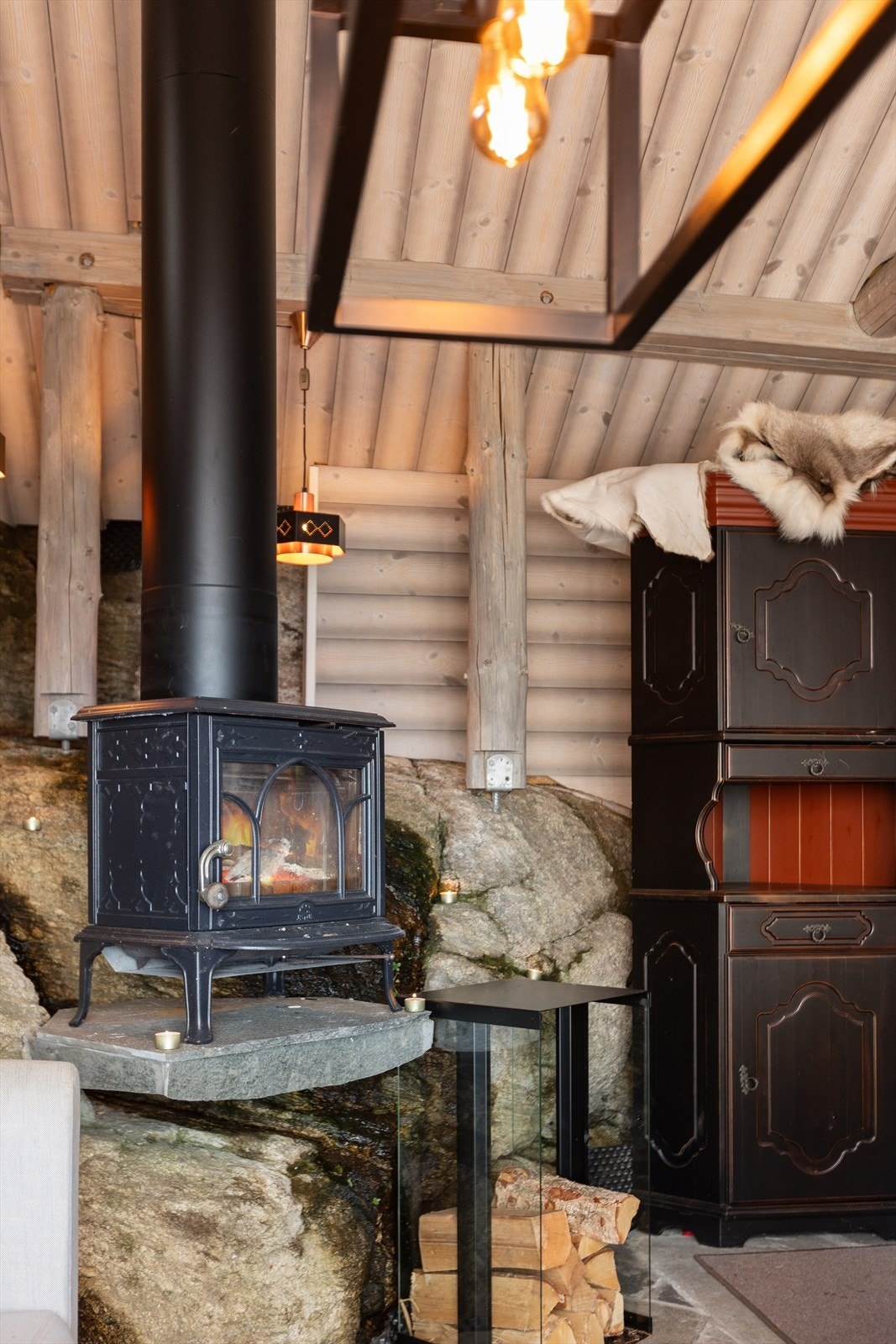 Med peis og eksponert stein blir kveldene her noe helt eget. Galleribilde