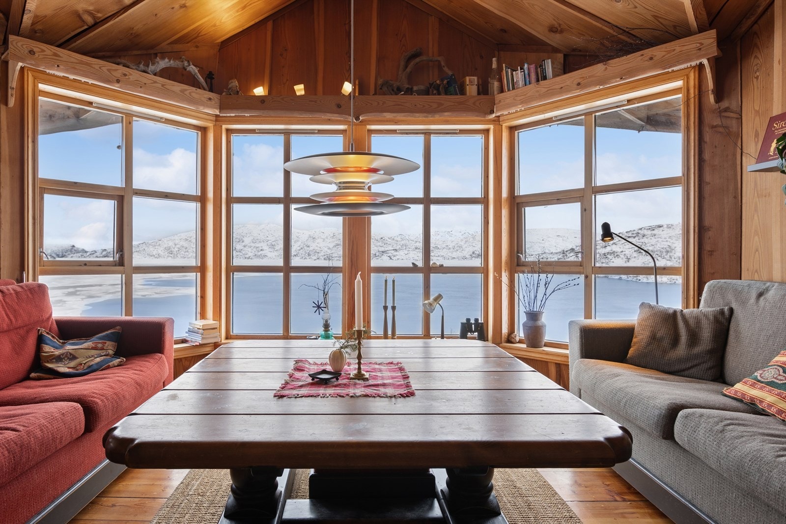 Fra den lune stuen kan du nyte en spektakulær utsikt. Galleribilde