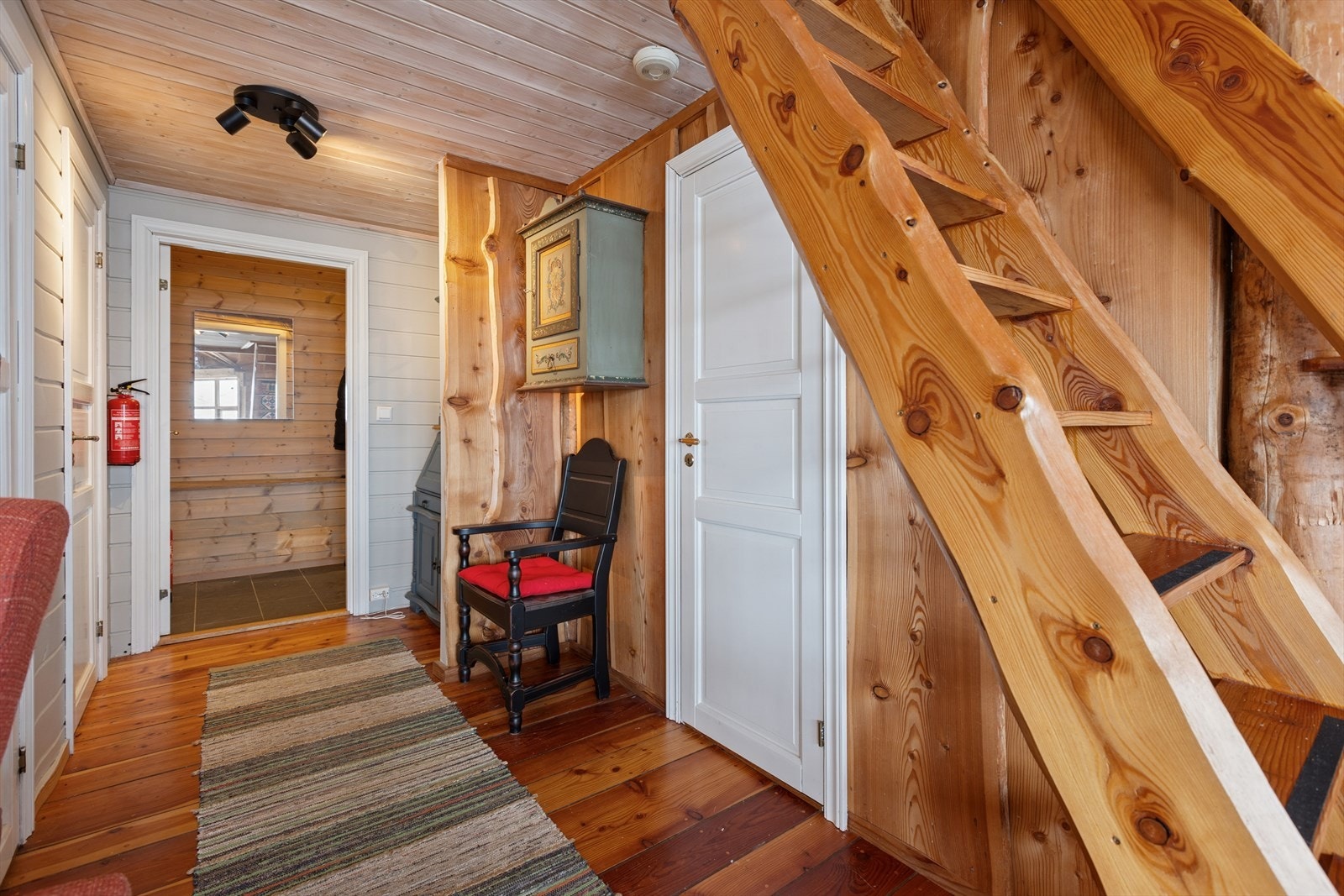 I gangen finner man to boder med gode lagringsmuligheter samt trapp opp til loft. Galleribilde