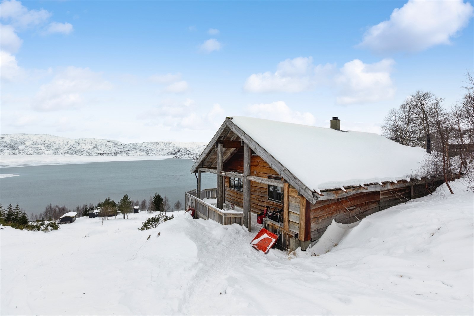 Hytten ligger i landlige omgivelser med tur og skimuligheter i alle retninger. Galleribilde