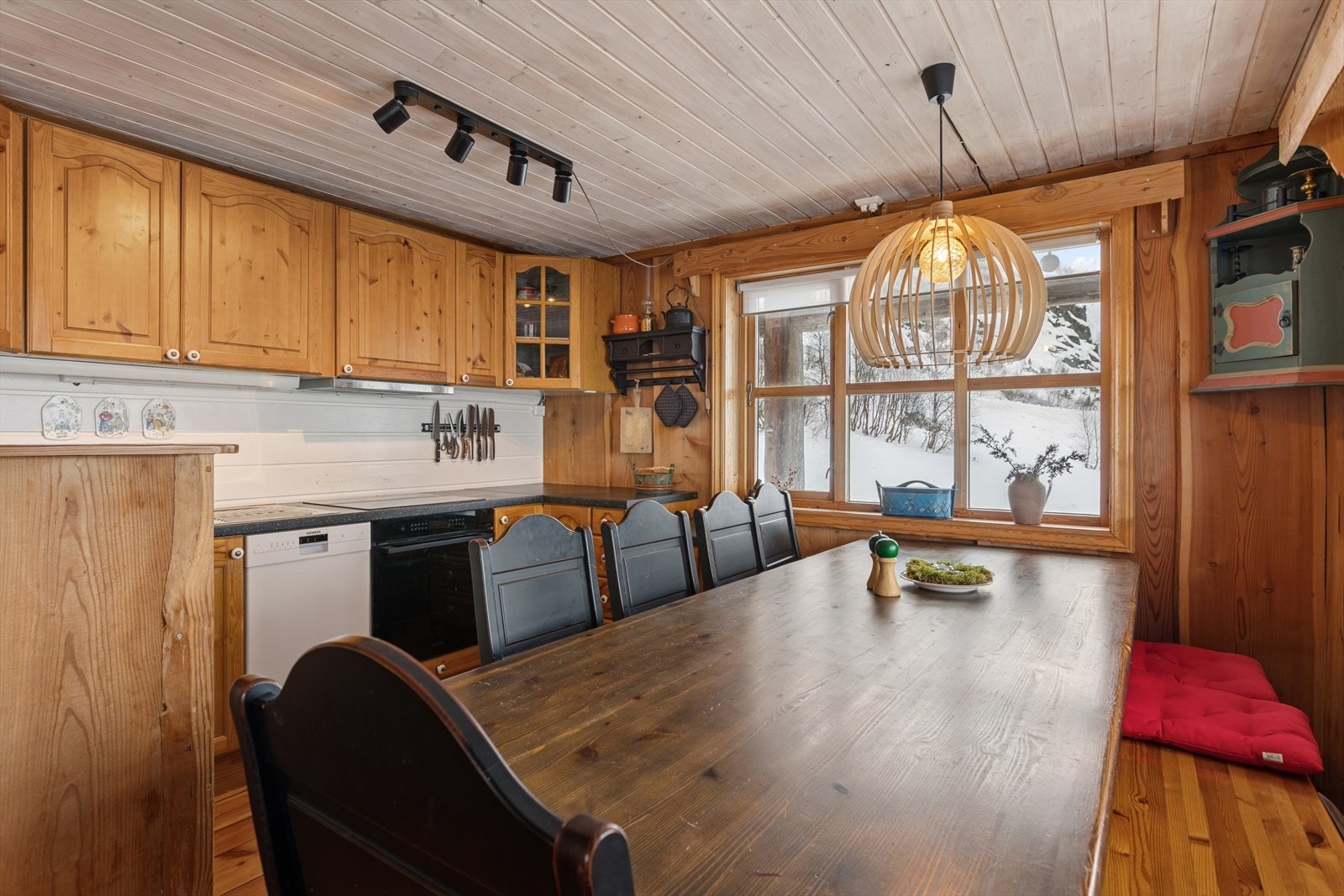 Kjøkkenet har det man trenger for å ha kjekke sammenkomster. Galleribilde