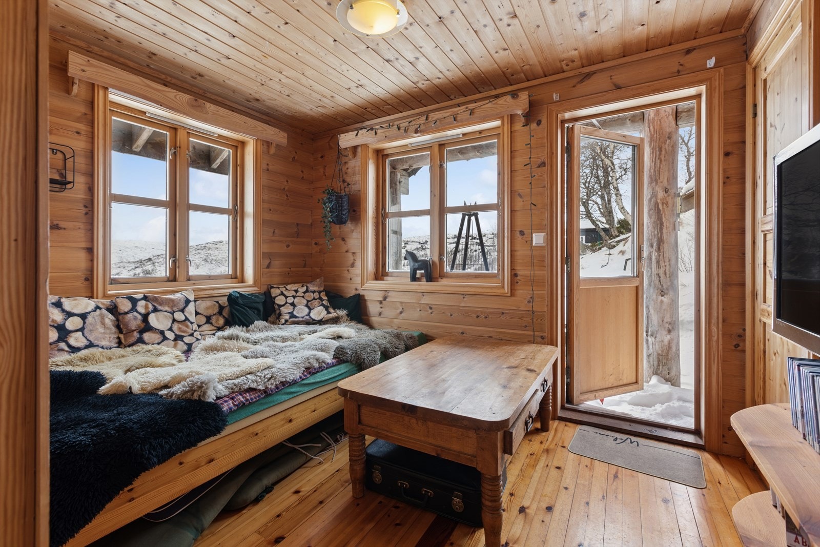 Soverom 3 har dør ut til terrasse og kan og benyttes som tv-stue. Galleribilde