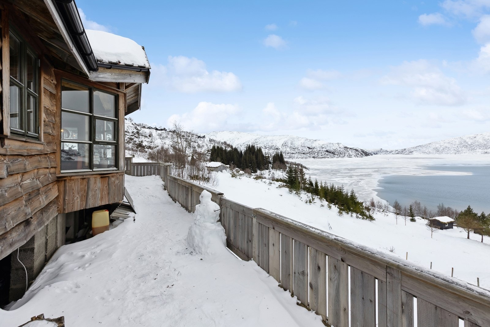 Boligen har terrasse rundt 3 av 4 sider med to luker bygget inn i rekkverket for å lett skuffe ut snø!* (Terrasse ikke byggemeldt, avviker fra byggetegninger) Galleribilde
