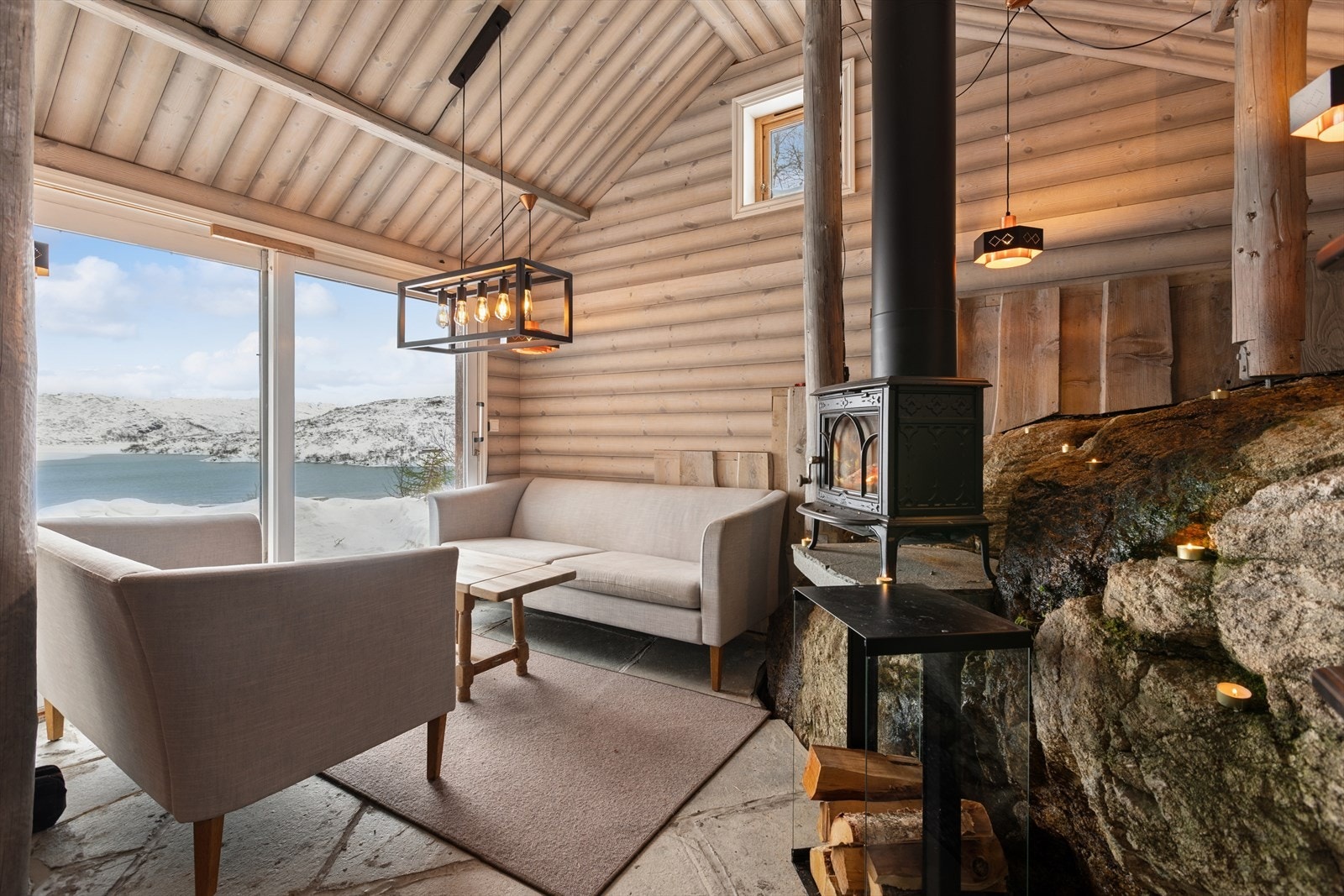 Nyt idylliske kvelder i utestuen din* (ikke byggemeldt). Her kan du nyte utsikten i alle årstider. Galleribilde