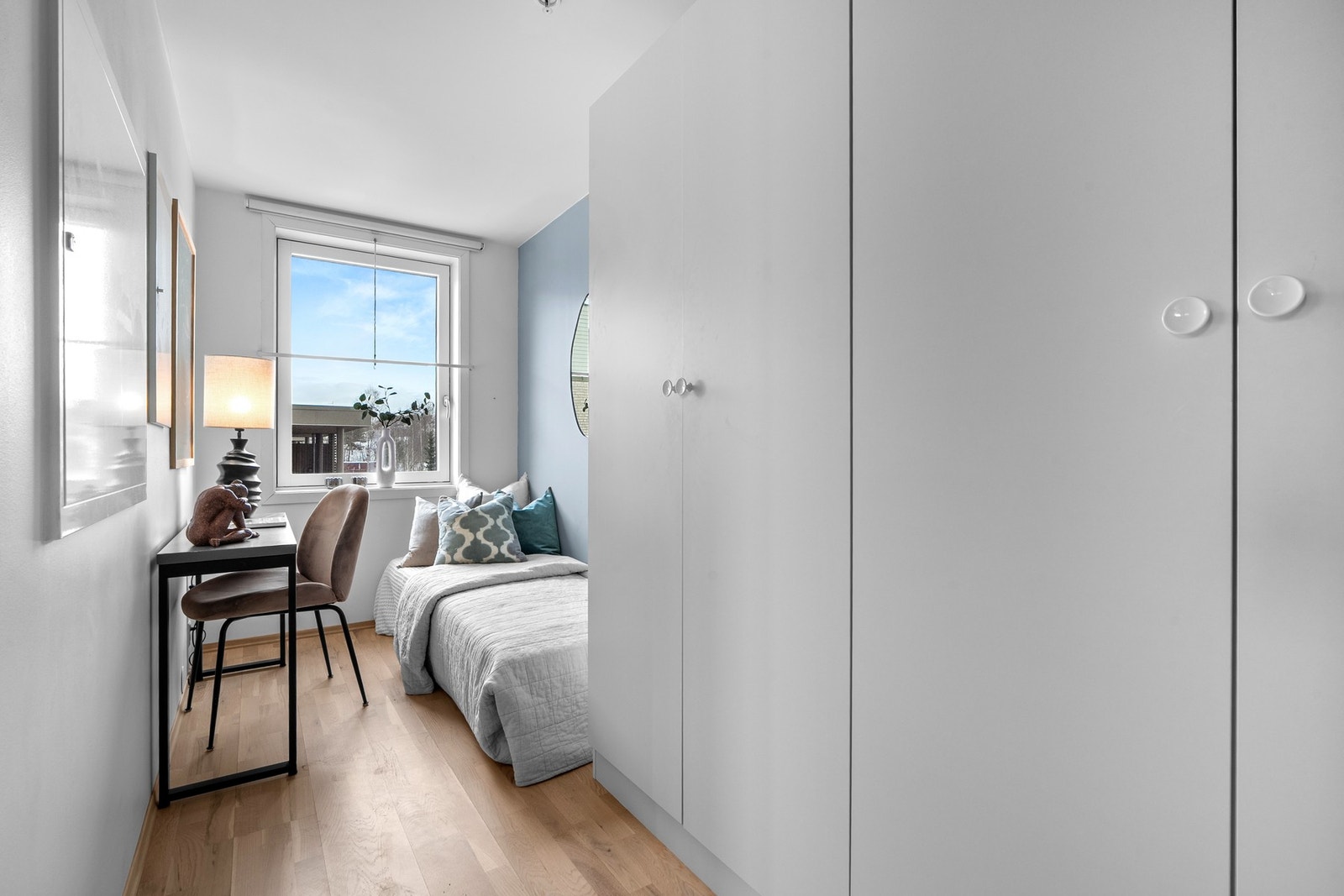 Romslig, medfølgende garderobeløsning. Galleribilde