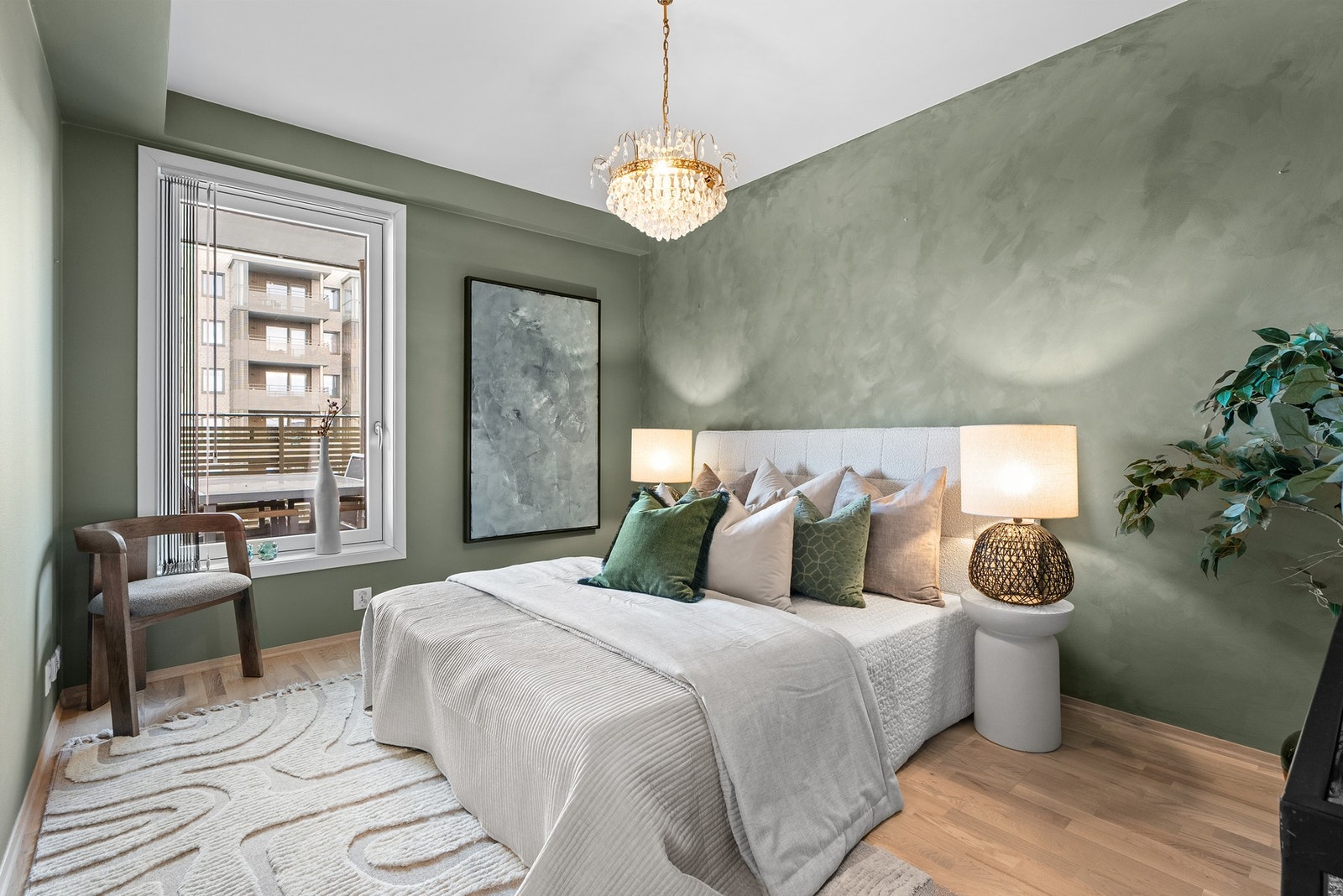 Boligen har to koselige soverom. Hovedsoverommet er av god størrelse med plass til dobbeltseng og tilhørende nattbord. Galleribilde