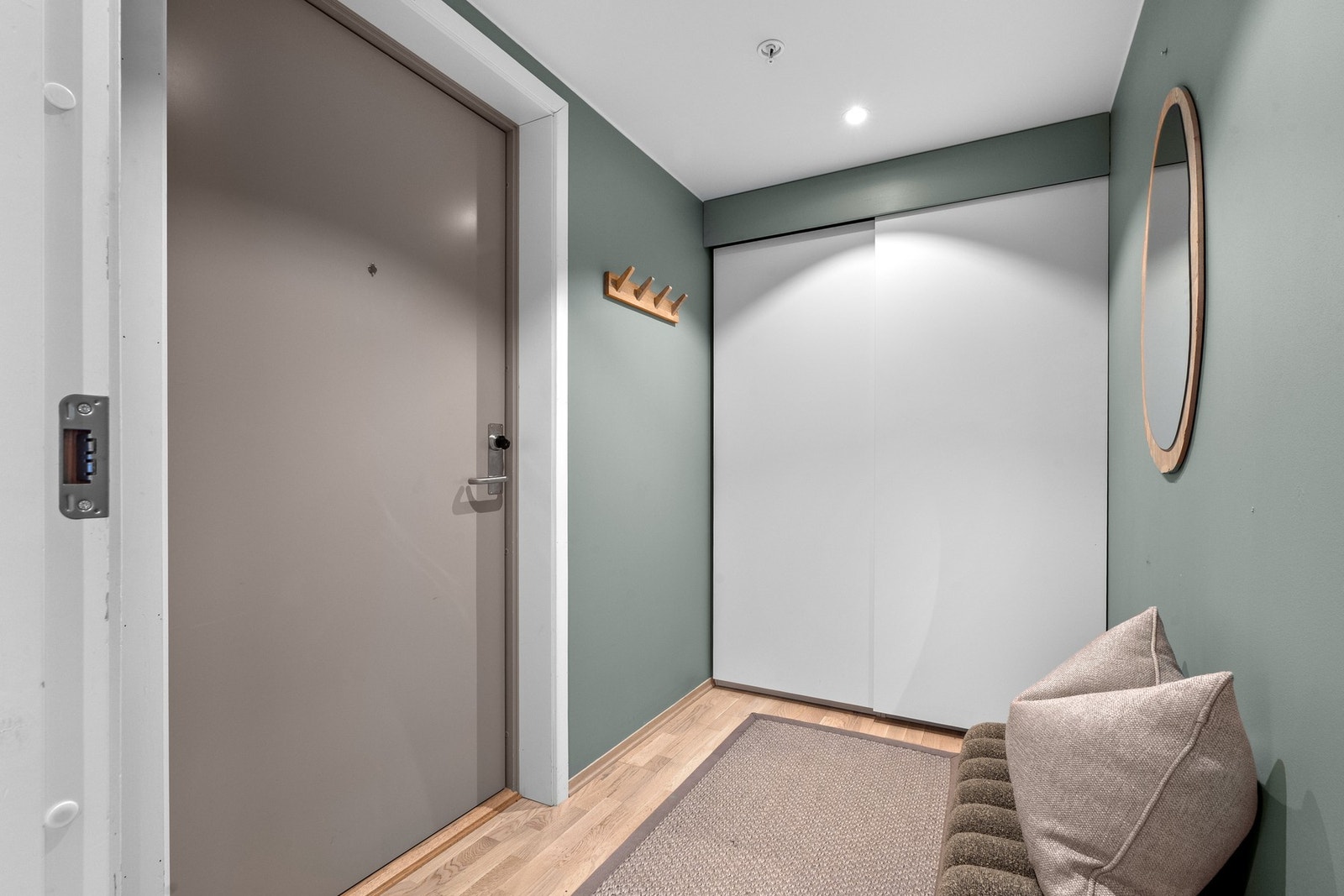 Innbydende entré holdt i et nydelig fargevalg ønsker deg velkommen. Skyvedørsgarderobe er montert for god lagringsplass av ytterbekledning. Galleribilde