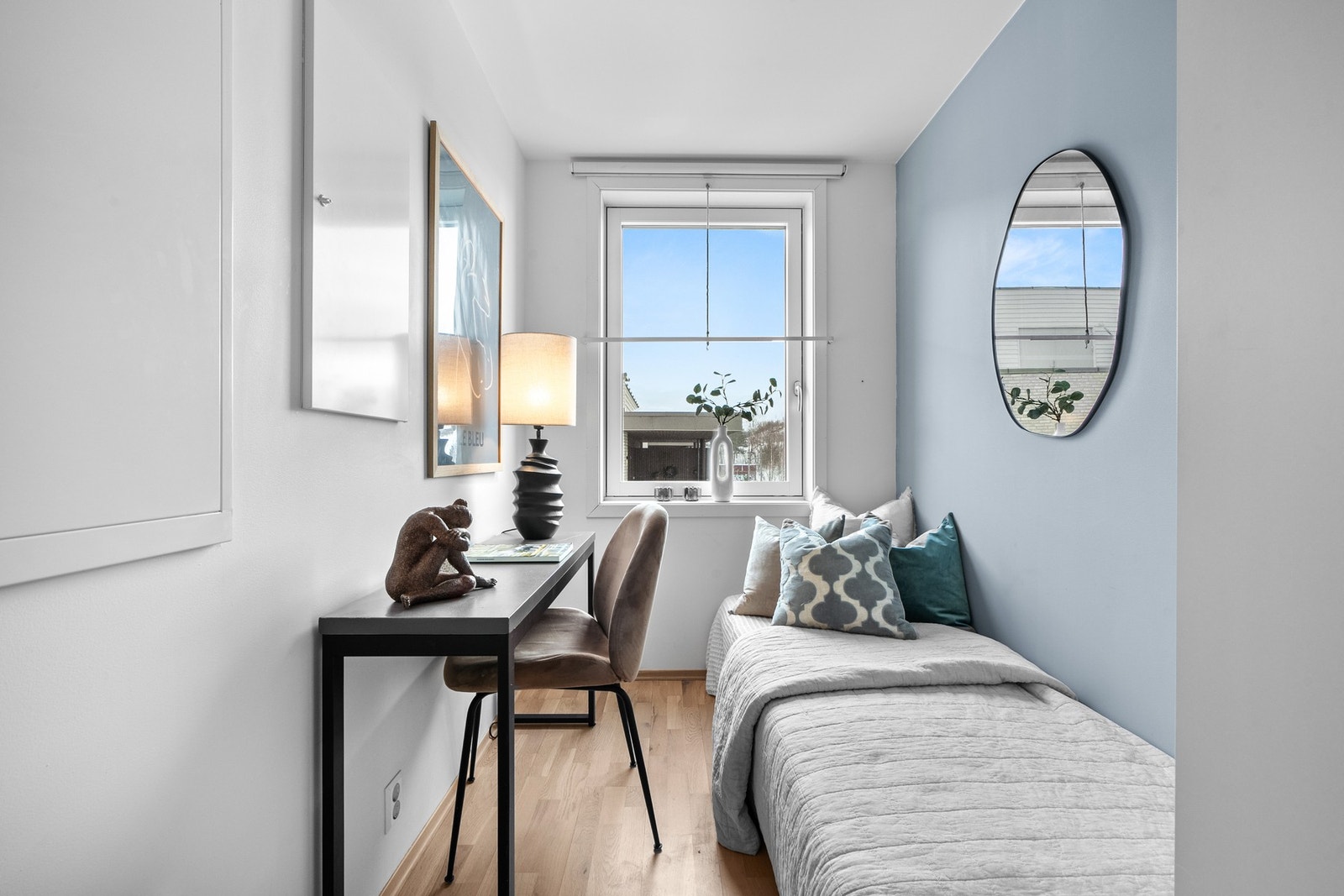 Soverom II som nylig er bruksendret til godkjent soverom med ferdigattest. Plass til seng, skrivepult og garderobe - passer utmerket til barnerom, gjesterom eller hjemmekontor. Galleribilde