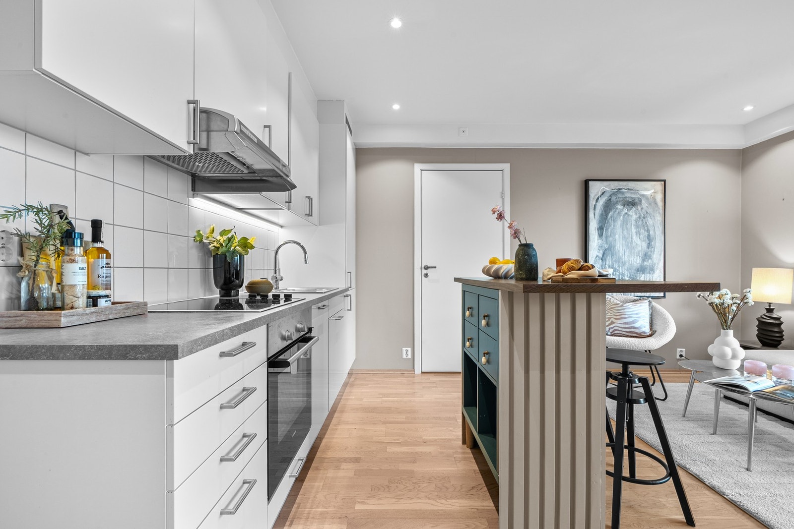 Kjøkkenet er fra kvalitetsleverandøren Sigdal og har utelukkende integrerte hvitevarer fra Siemens. Galleribilde