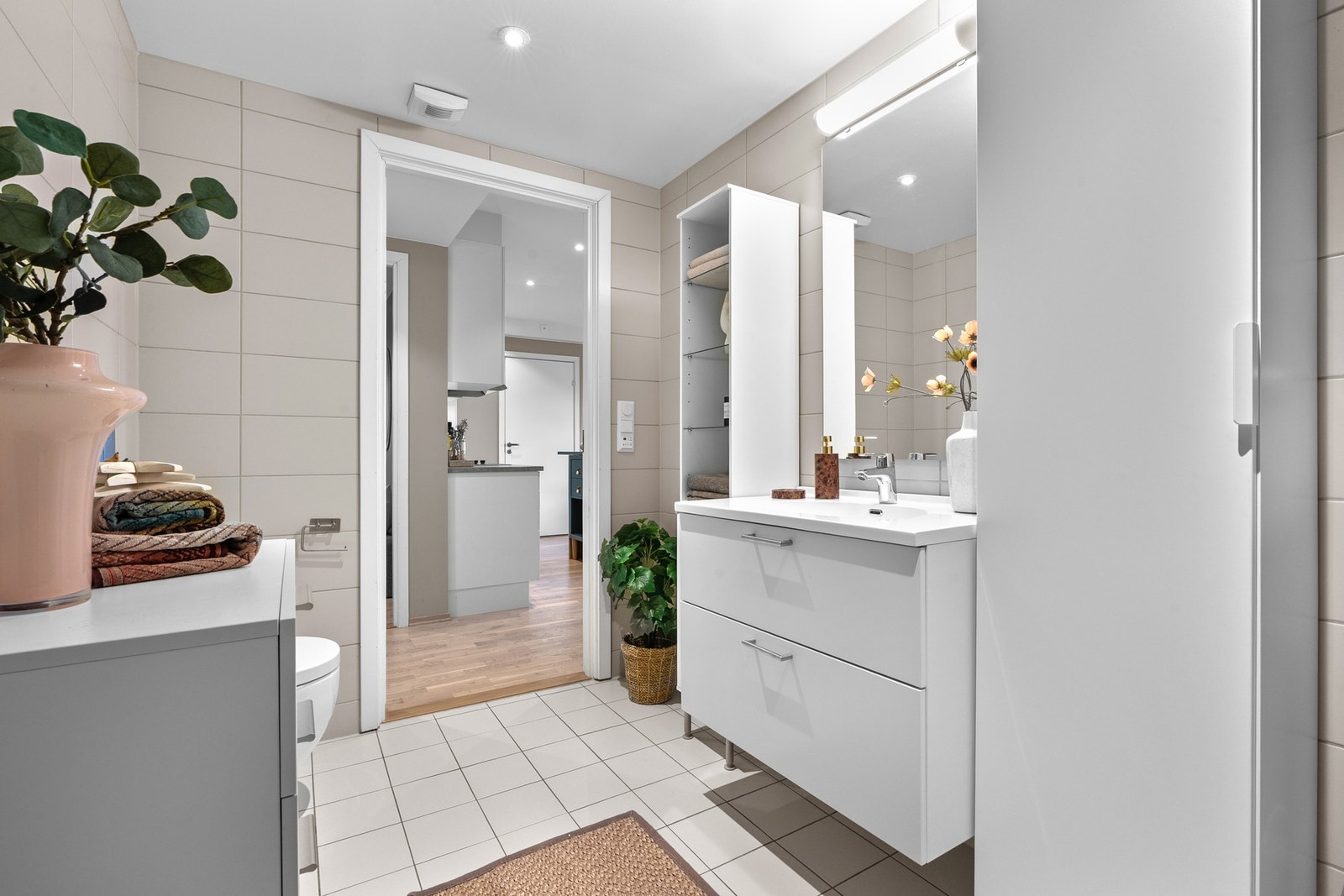 Opplegg og plass til egen vaskesøyle for vaskemaskin og tørketrommel. Galleribilde