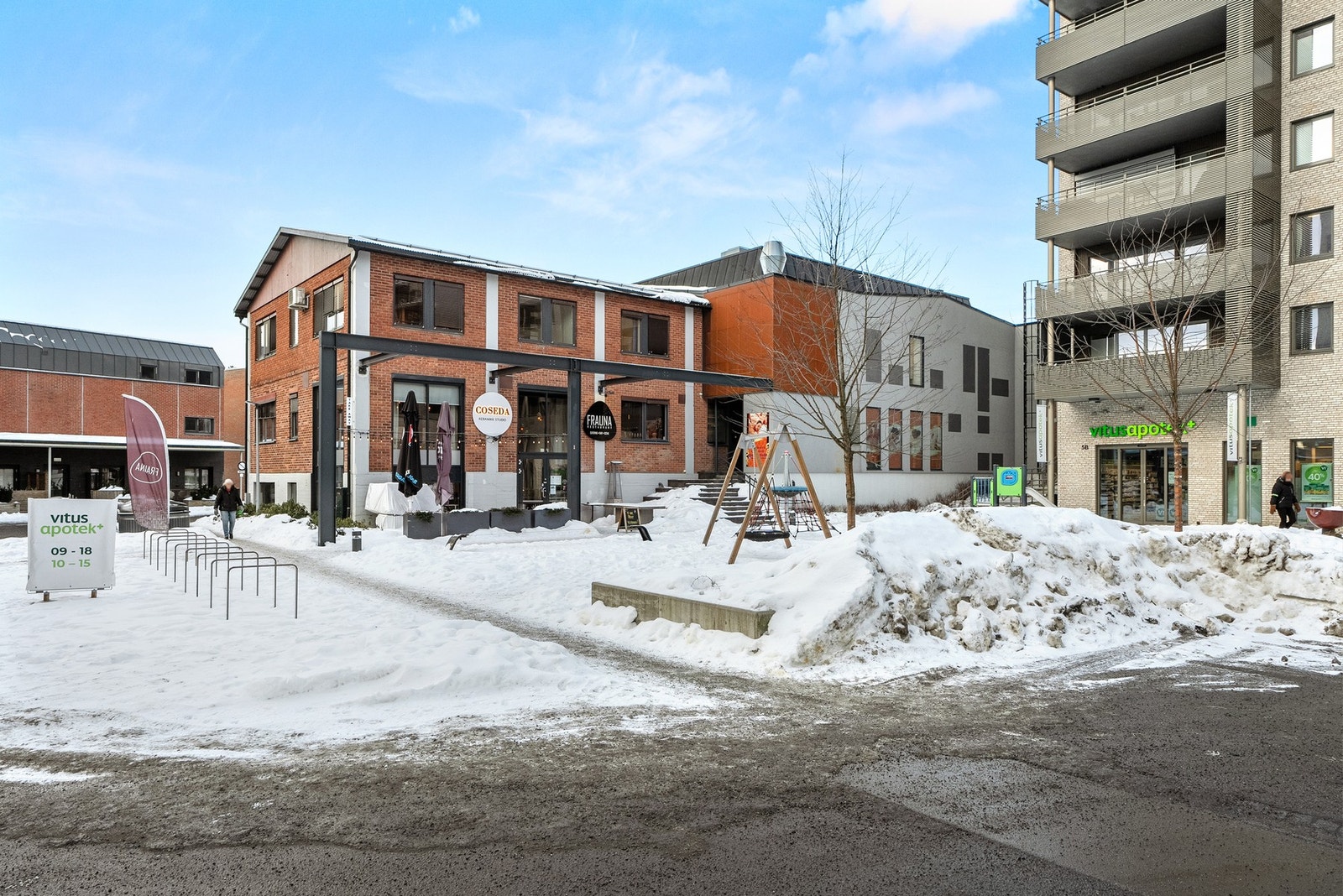 Frogner sentrum har ellers frisør, apotek, legesenter, tannlege og bensinstasjon. Galleribilde