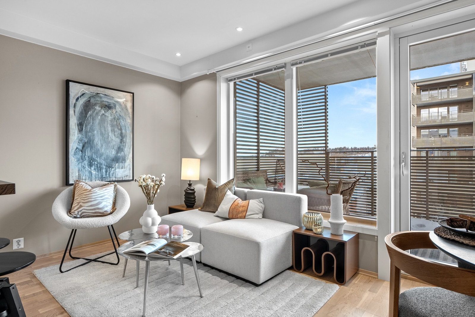 Store vindusflater i kombinasjon med et delikat fargevalg sørger for godt med lys som appelerer til ro og harmoni. Galleribilde