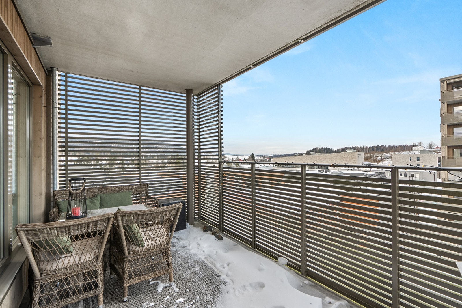 Tilgang til stor, nordøstvendt balkong på ca. 15 kvm med fint utsyn over Frogner Sentrum. Galleribilde