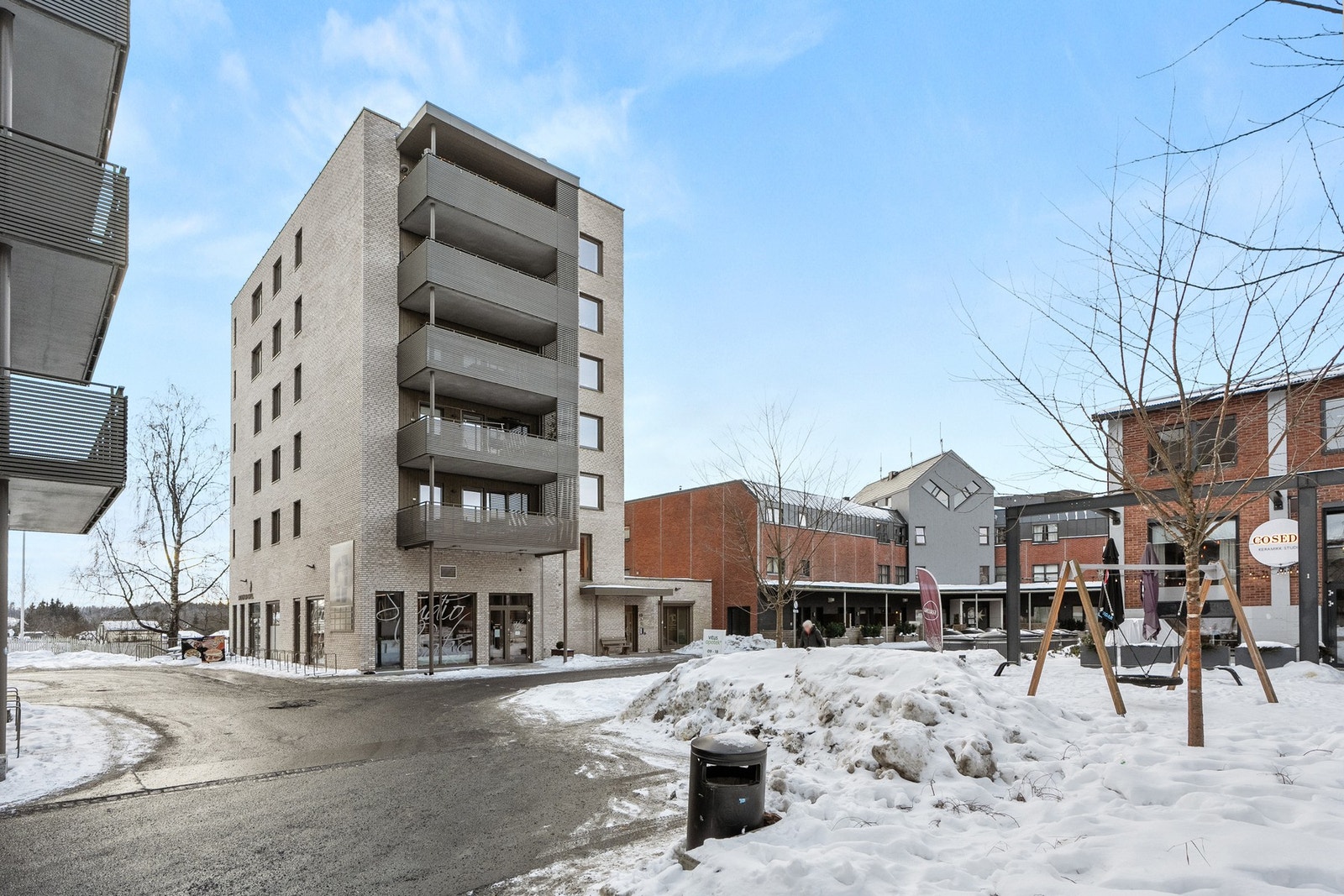 Det er enkel forbindelse begge veier, med bil, buss eller tog. Det er også kort vei til butikk, skole og barnehage. Galleribilde