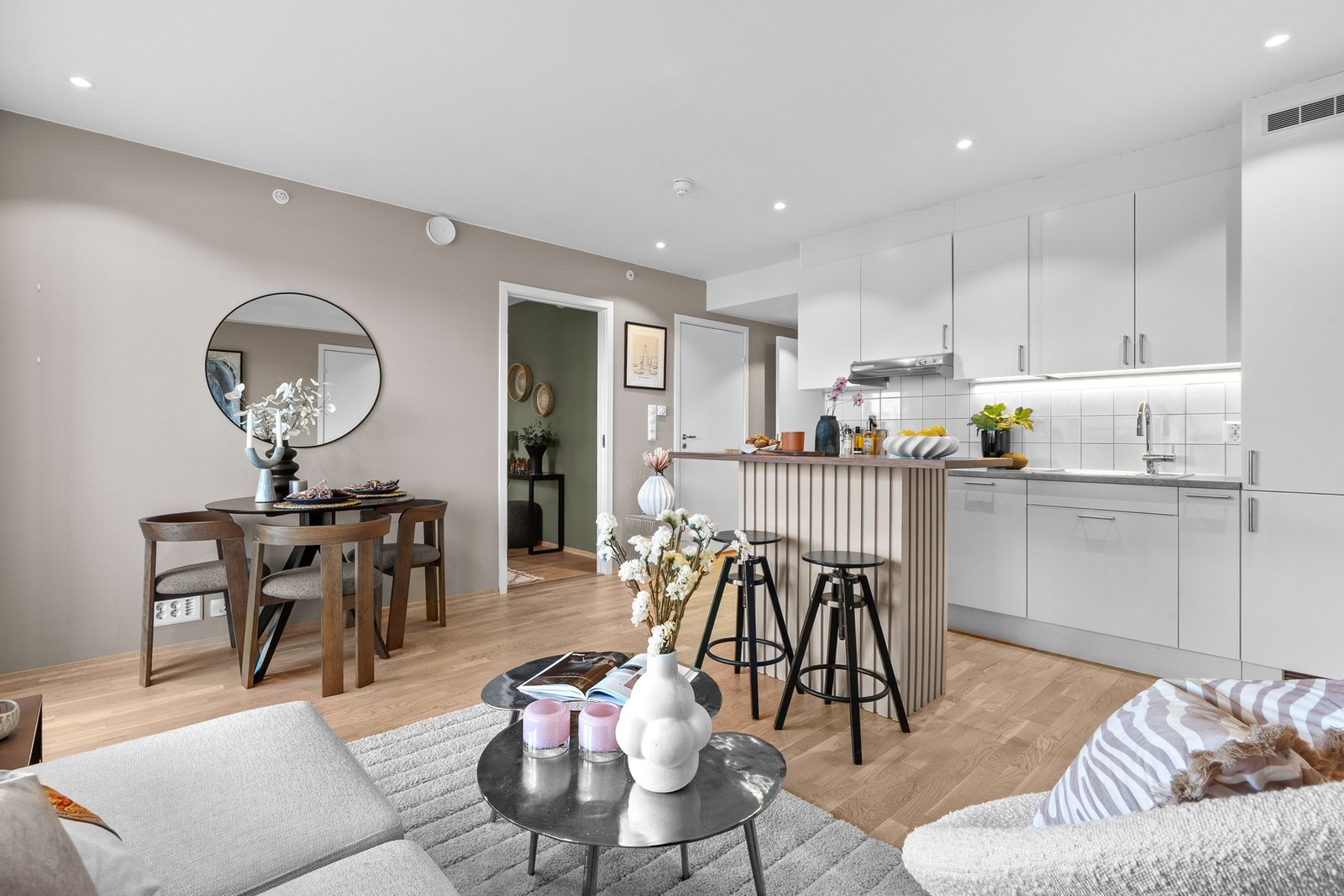 En flyttbar barløsning skiller kjøkkenet praktisk fra stuen. Galleribilde