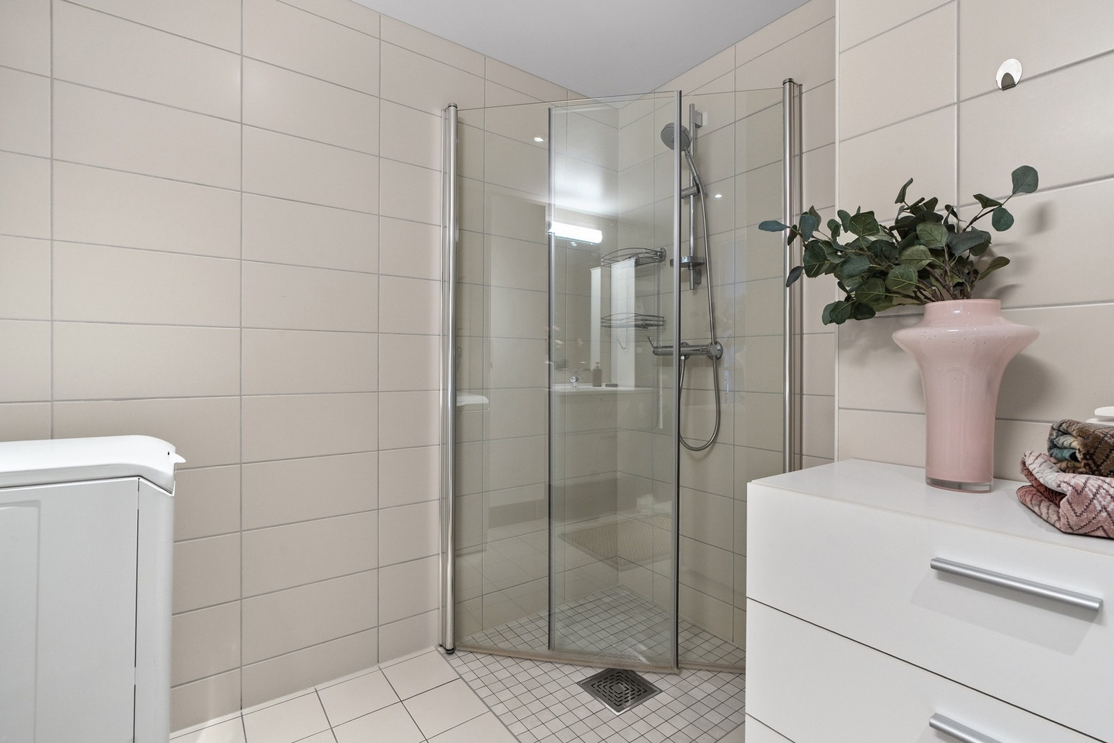 Det er av romslig størrelse med plass til det du måtte trenge av baderomstilbehør. Galleribilde