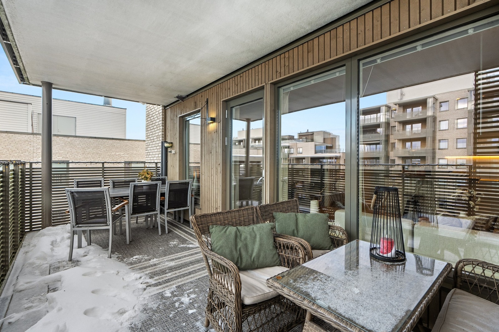 Her kan du virkelig nyte sommerhalvåret i fine omgivelser. Plassen måler 15 kvm så det er god plass til både sittegrupper og spisebord. Galleribilde