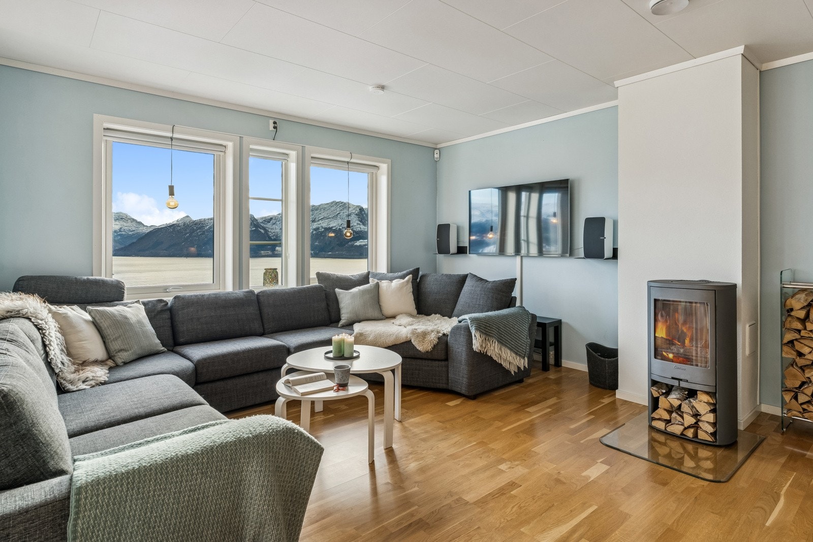 God plass til stor sitjegruppe der ein kan samle vennar og familie til koselege stunder Galleribilde