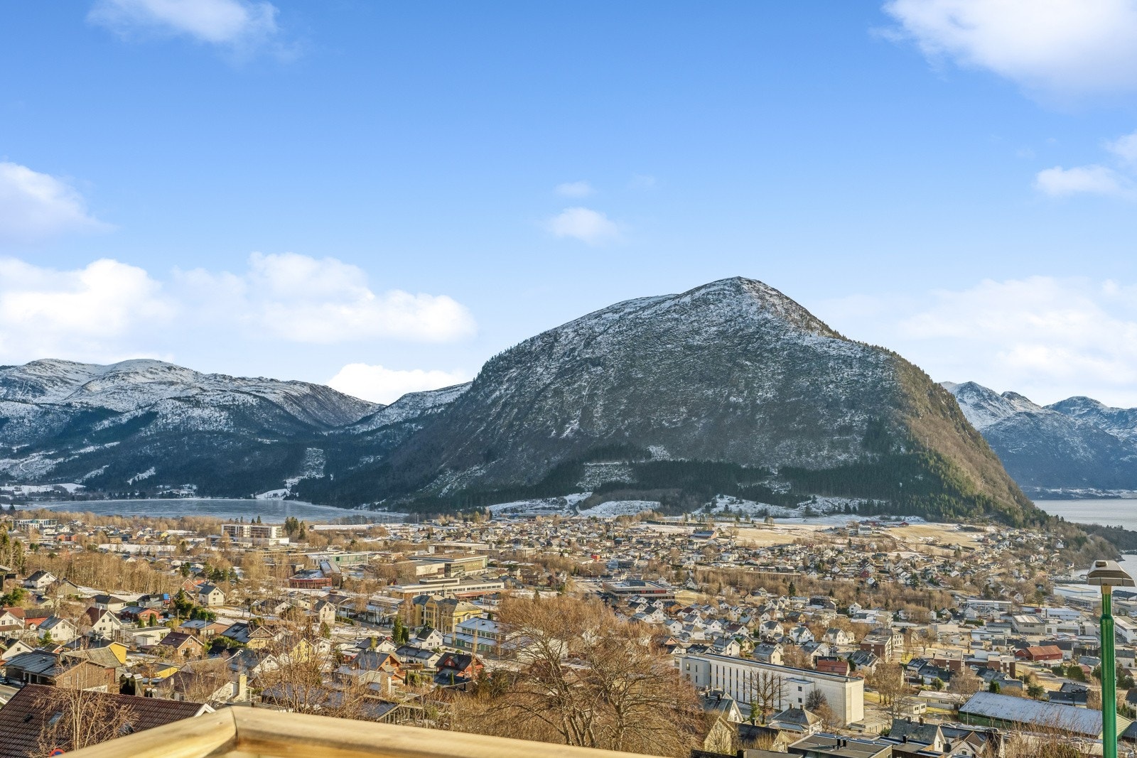 Leilegheita ligg i attraktivt og solrikt bustadområde på Nedre Klepp, med gangavstand til sentrum, høgskulen, sjukehuset og fine tur- og friluftsområder. Galleribilde
