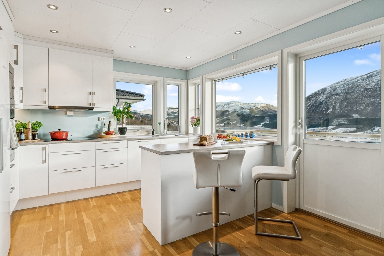 Kjøkkenet er klassisk og tidlaust med god skap-, skuffe- og benkeplass. Utgang til flott terrasse. Galleribilde